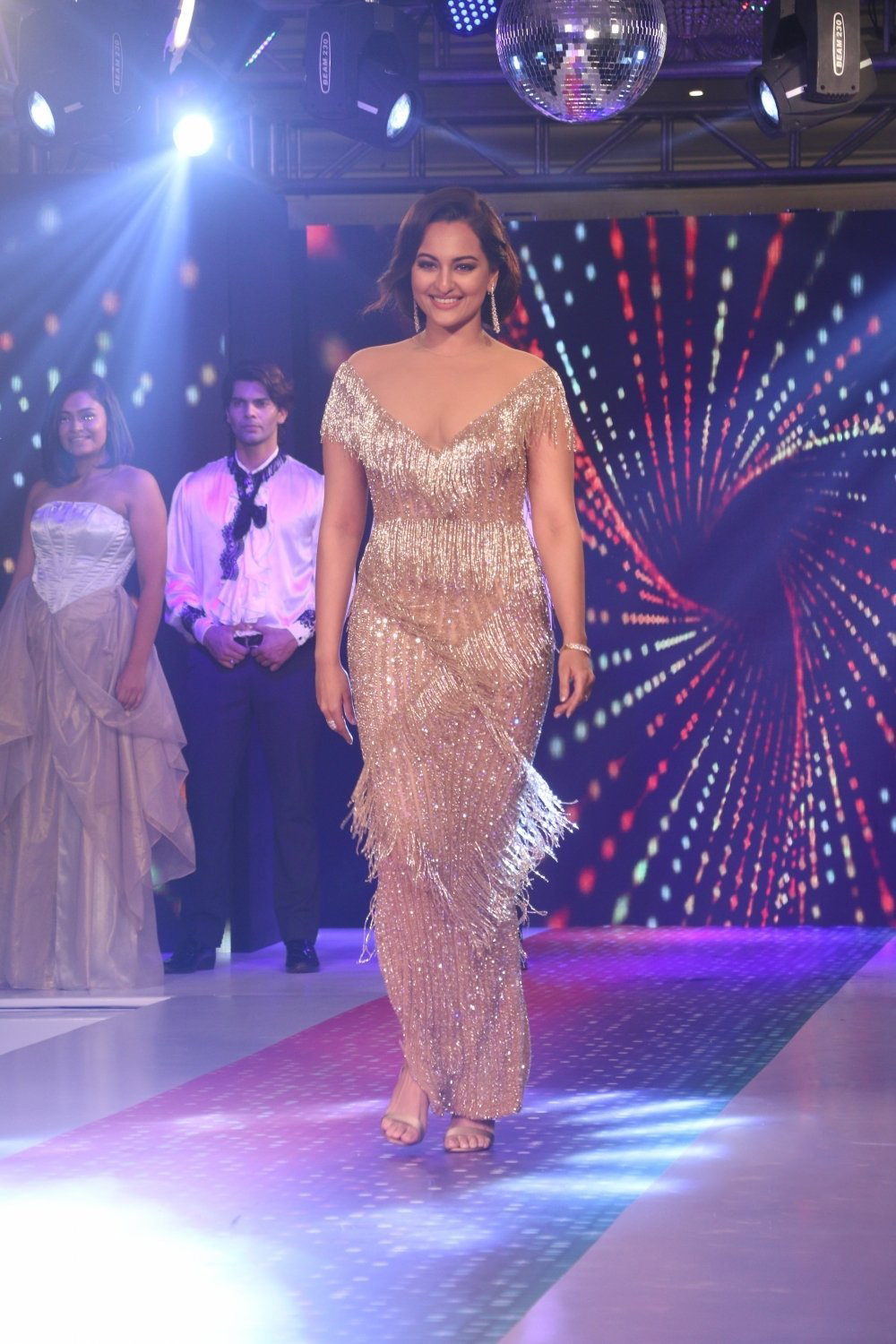 Sonakshi Sinha At Streax Professional Retro Remix Show