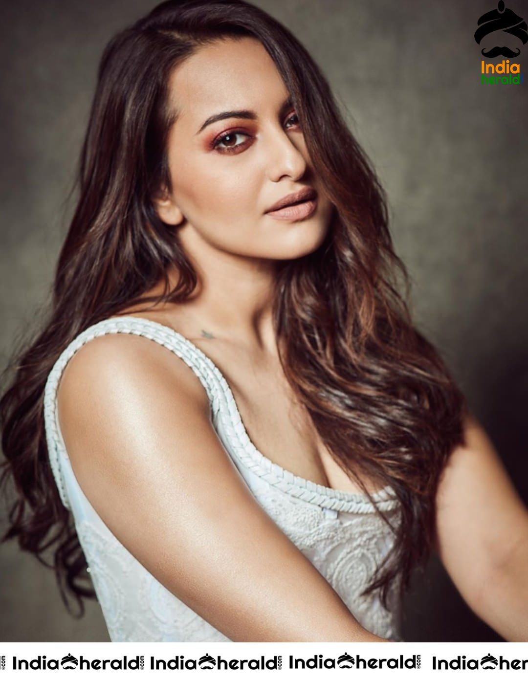 Sonakshi Sinha Full Sexy - Sonakshi Sinha Latest Hot Photoshoot in Thighs Slit Cut Dre