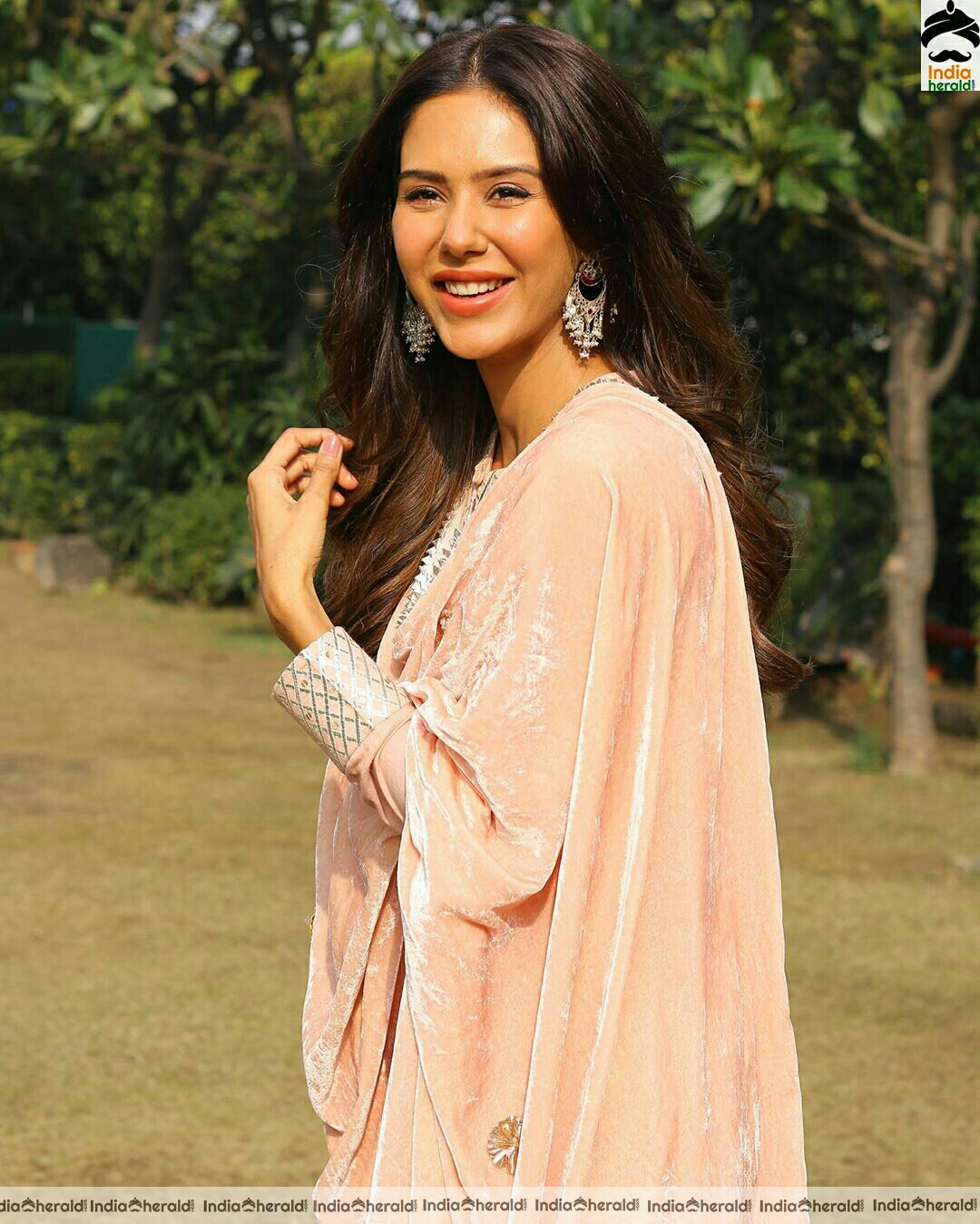 Sonam Bajwa Cute Chudi Stills