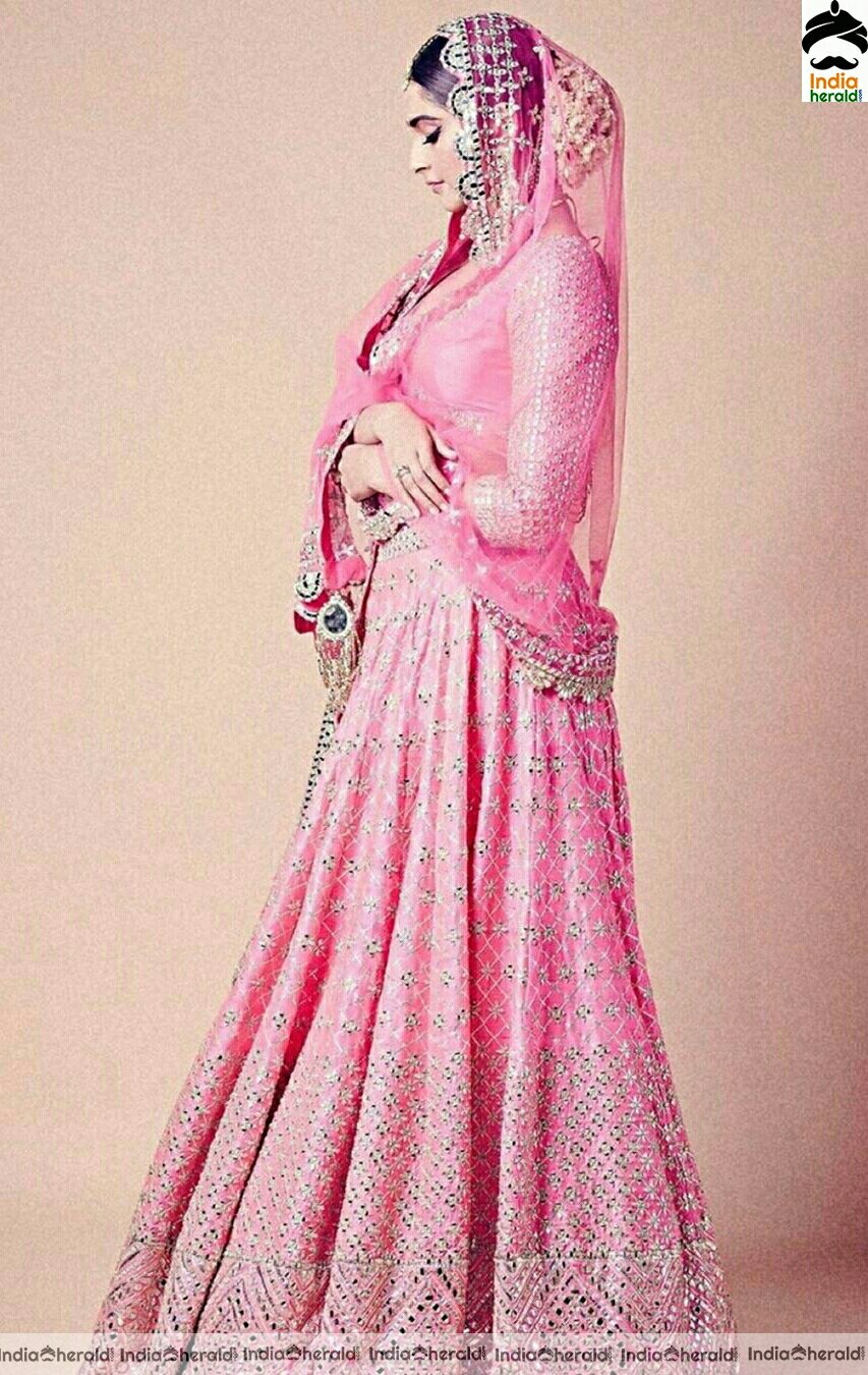 Statuesque Sonam kapoor in pink