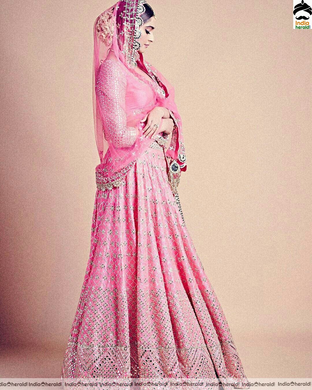 Statuesque Sonam kapoor in pink