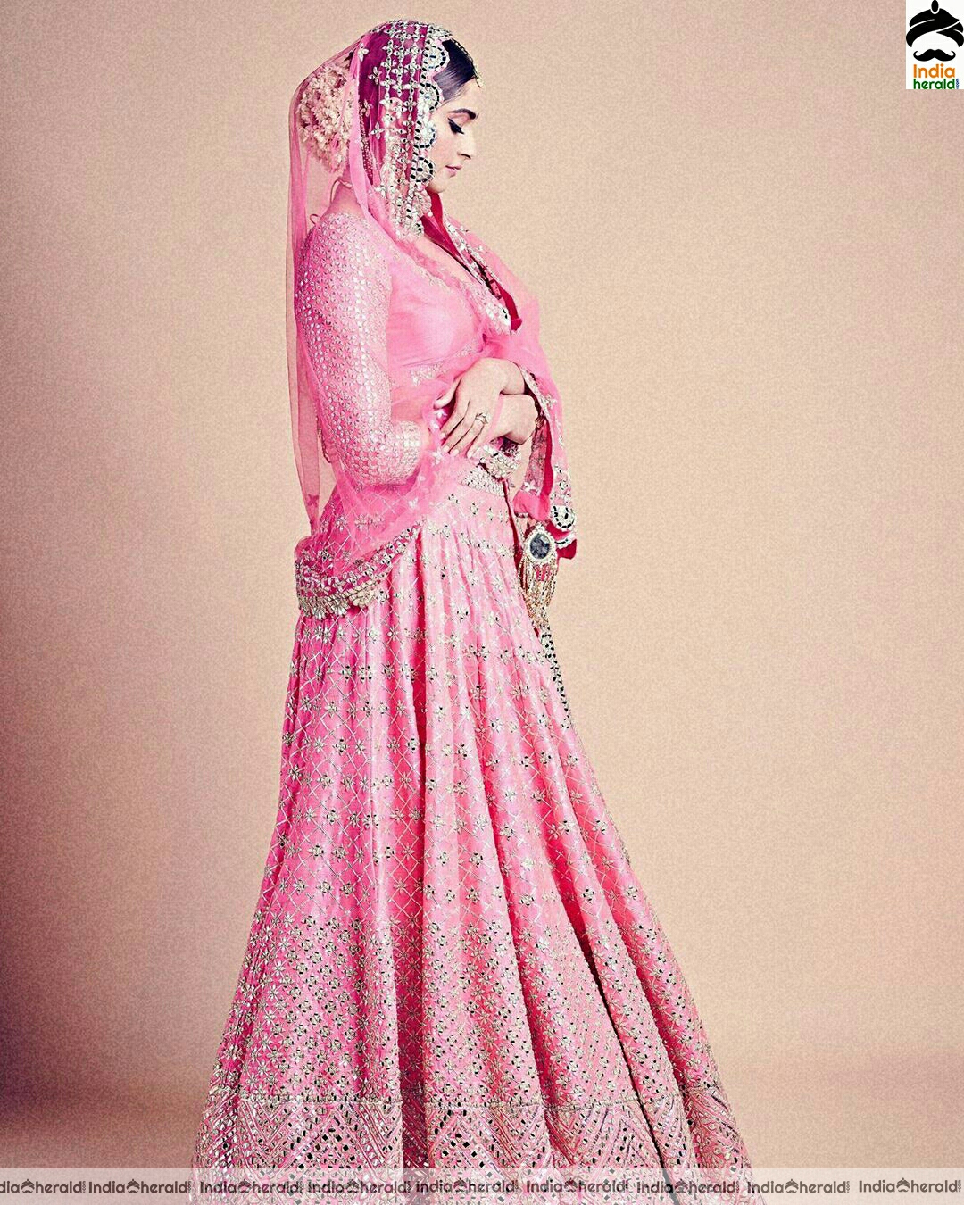 Statuesque Sonam kapoor in pink