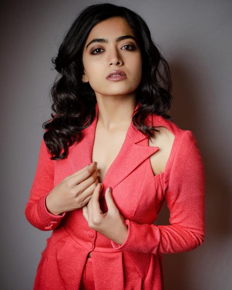 Super Sensational Young Beauty Rashmika Mandanna Latest Pictures