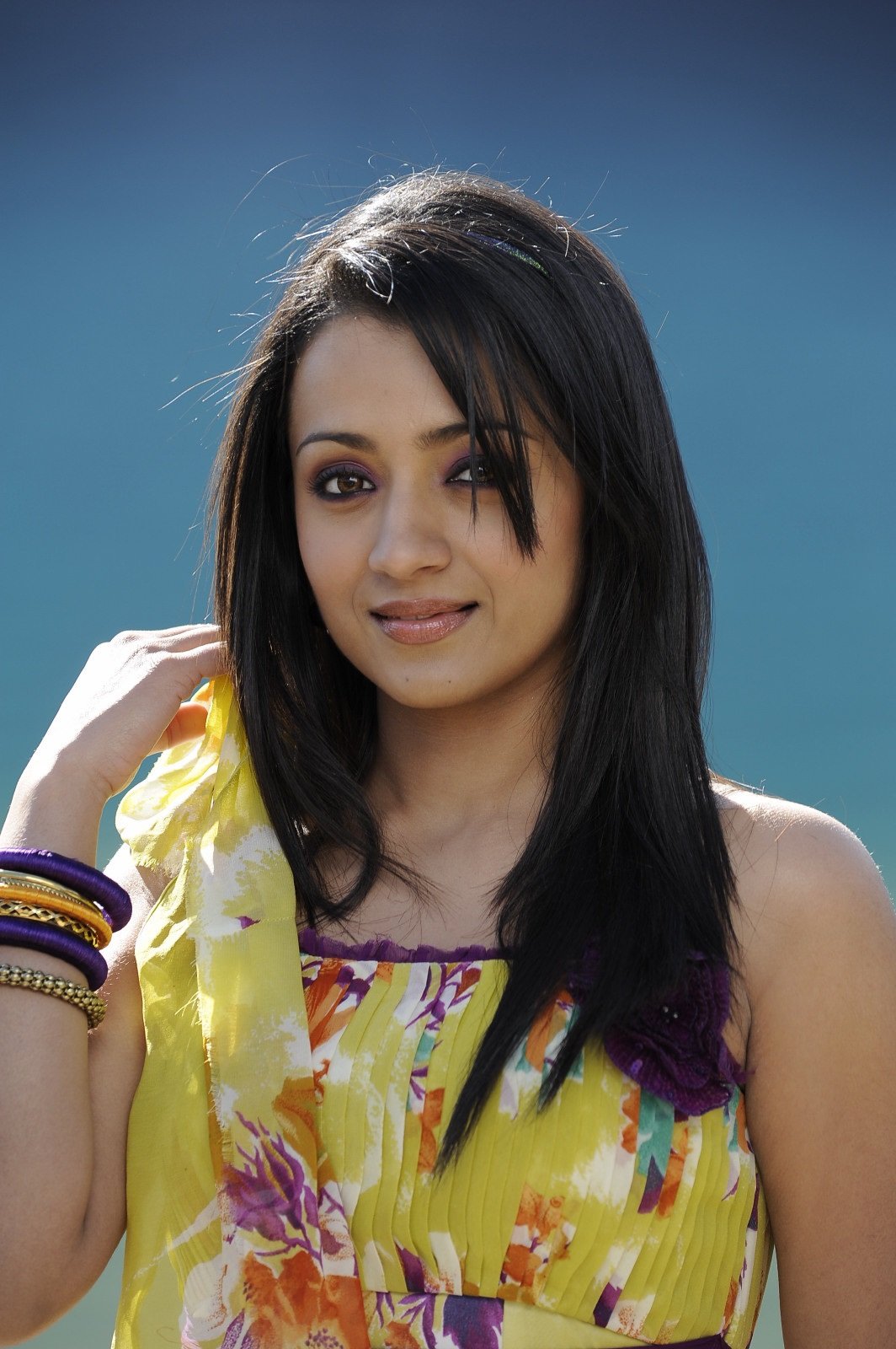 Trisha Latest Sexy Hot Stills From Her Movie Garjanai