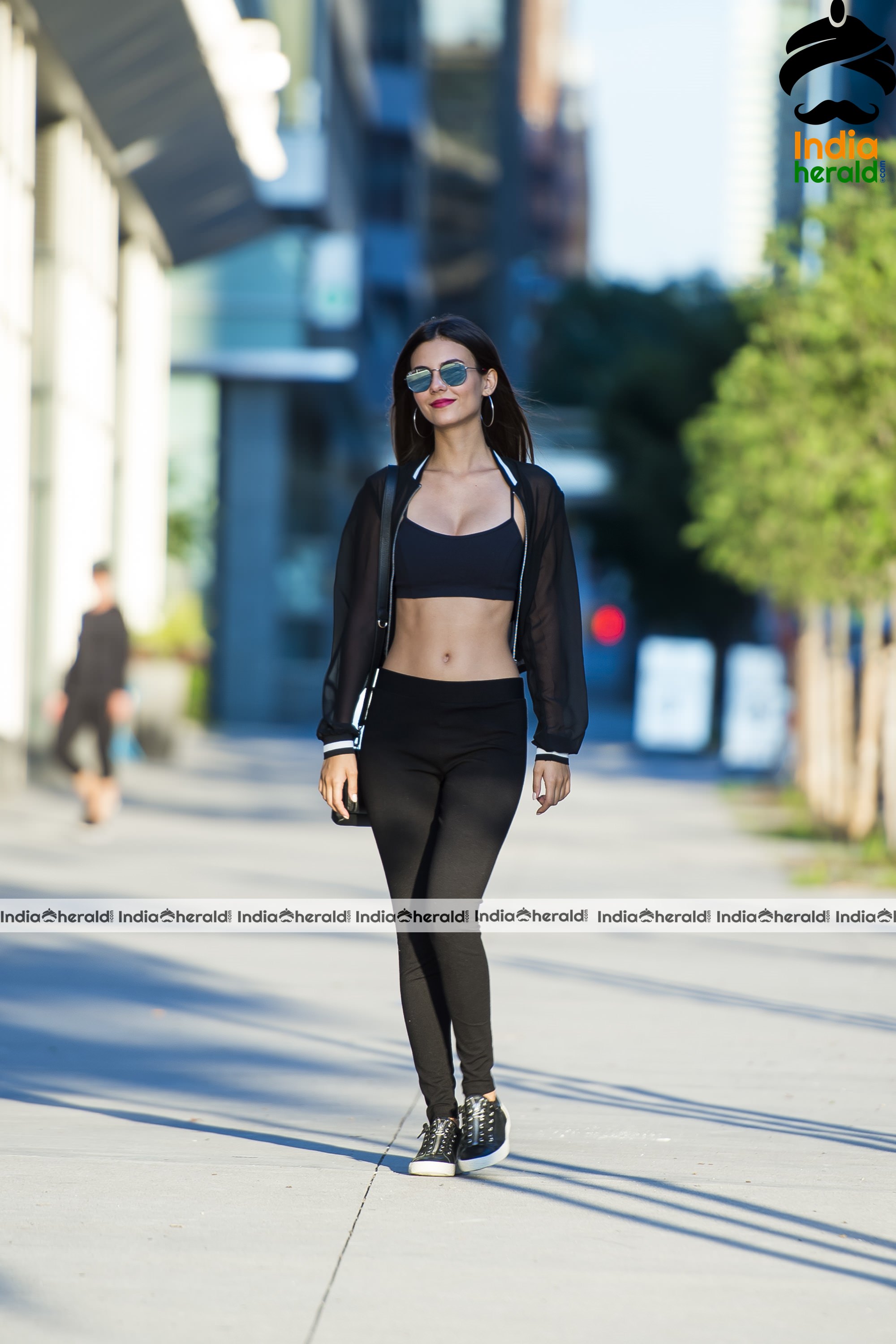 Victoria Justice Showing Her Midriff While walking In The Central Park At NYC