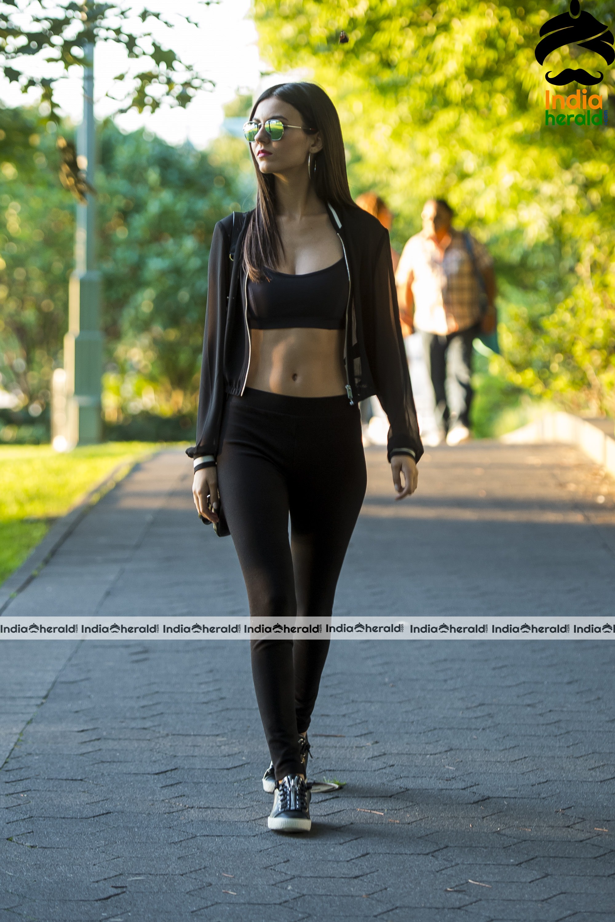 Victoria Justice Showing Her Midriff While walking In The Central Park At NYC