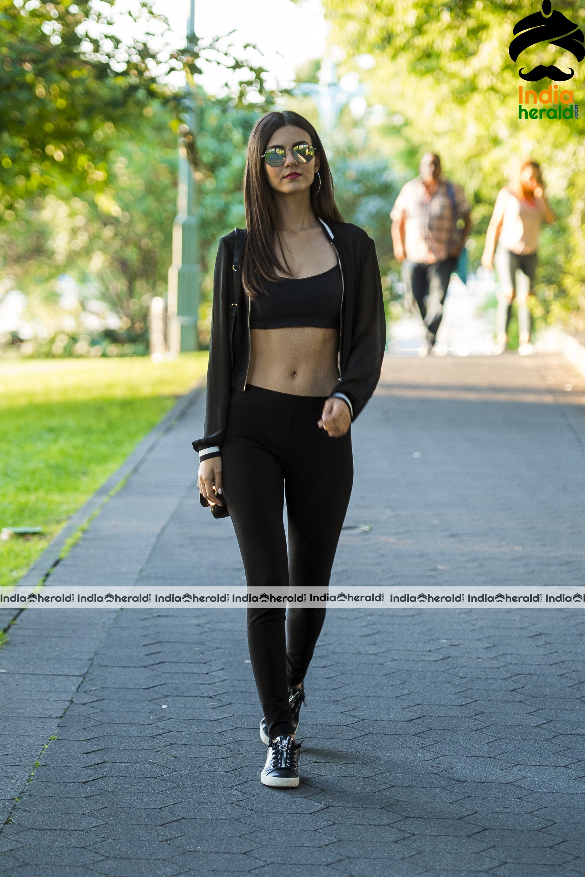 Victoria Justice Showing Her Midriff While walking In The Central Park At NYC