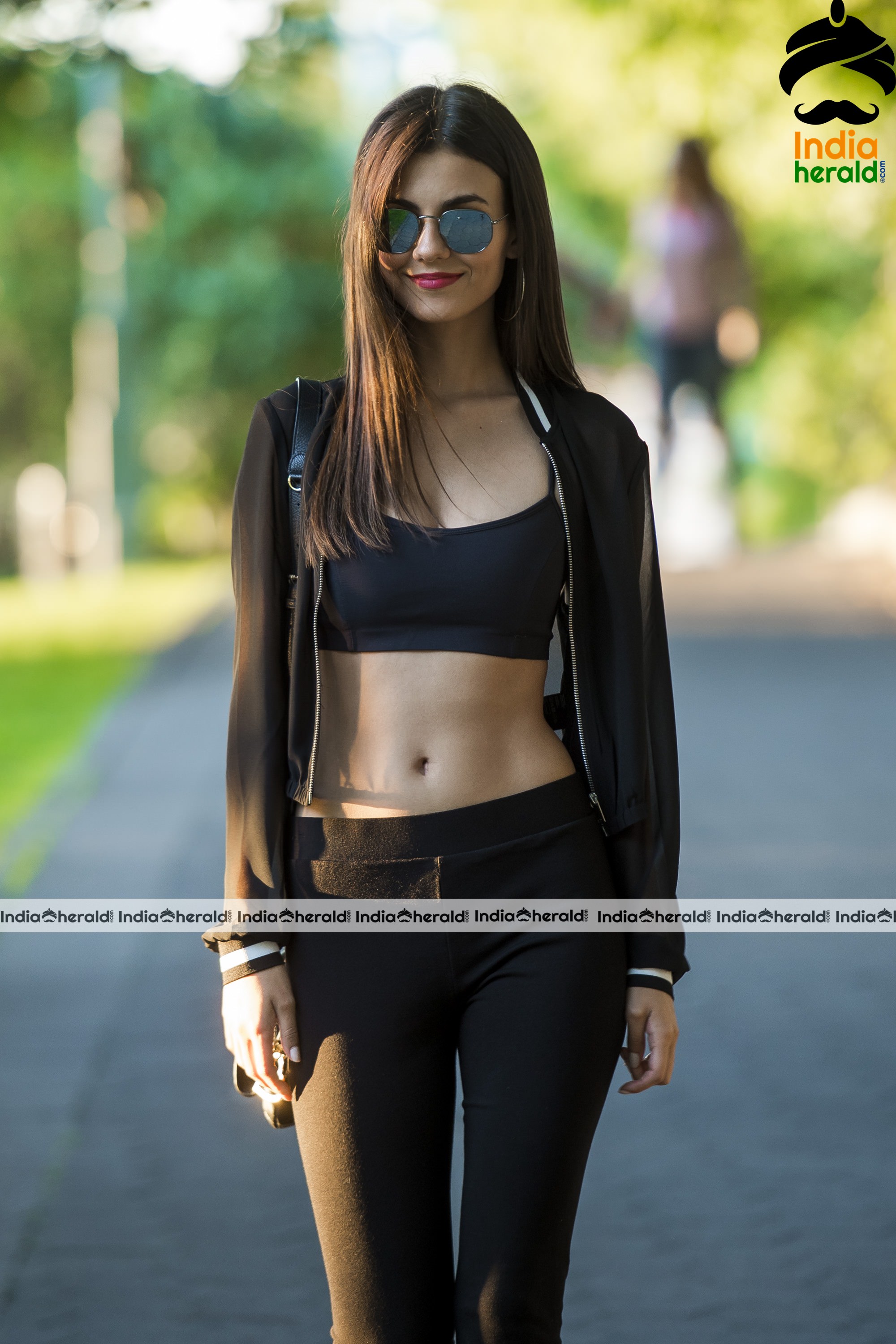 Victoria Justice Showing Her Midriff While walking In The Central Park At NYC