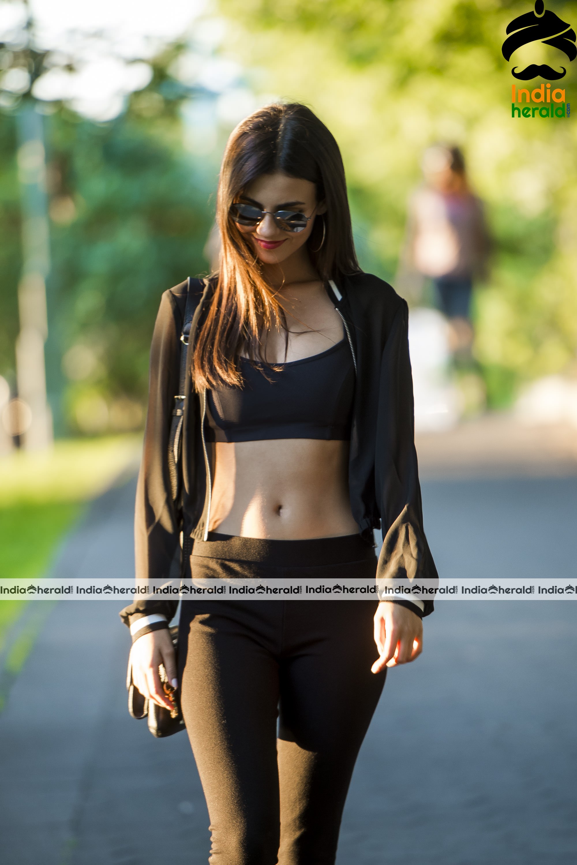 Victoria Justice Showing Her Midriff While walking In The Central Park At NYC