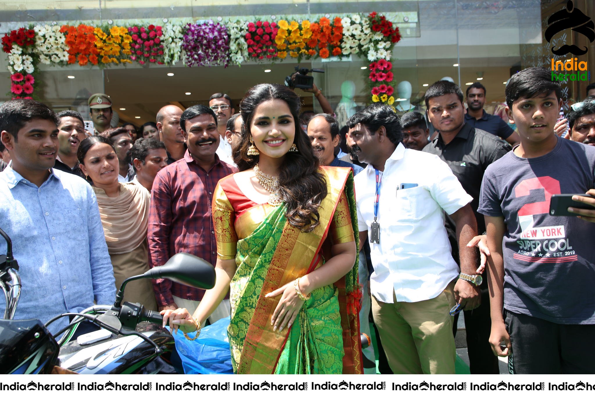 Anutex Shopping Mall Grand Festival Prizes And Collection Launched By Actress Anupama Parameswaran Set 5