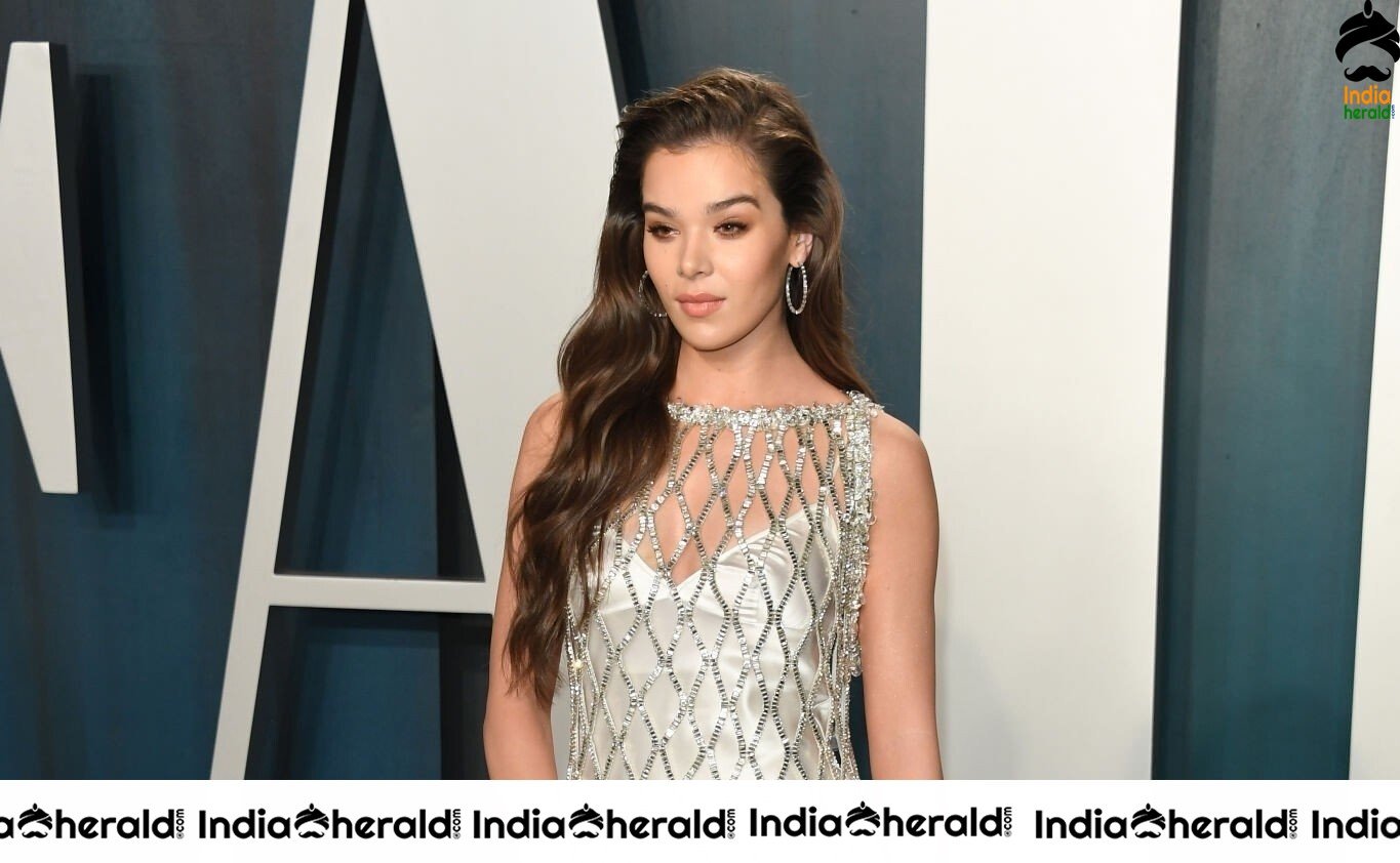 Hailee Steinfeld Looking Pretty at Oscar Party Dinner Event