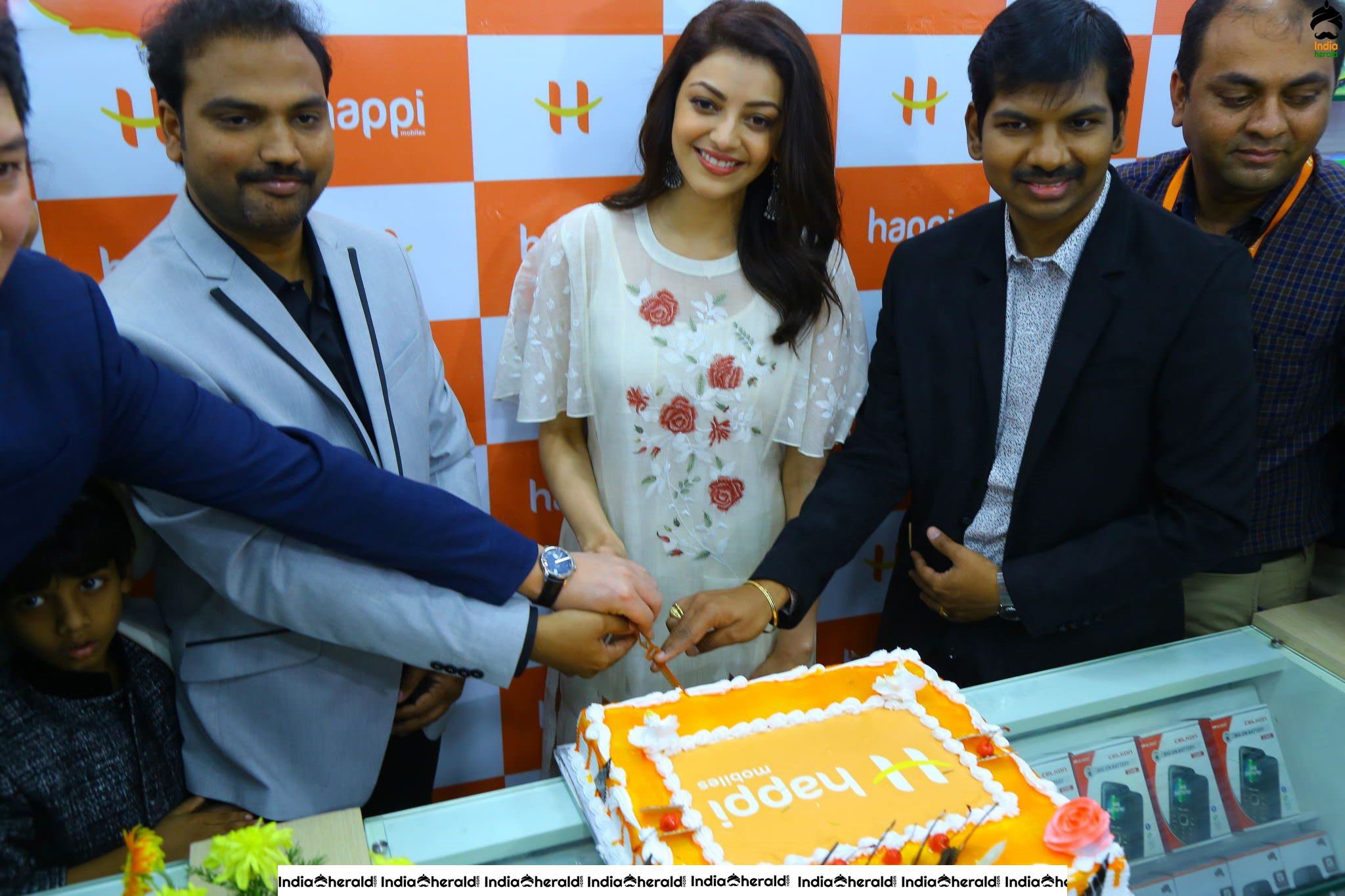 Kajal Aggarwal looking Angelic and cute at Happi Mobiles opening Set 1