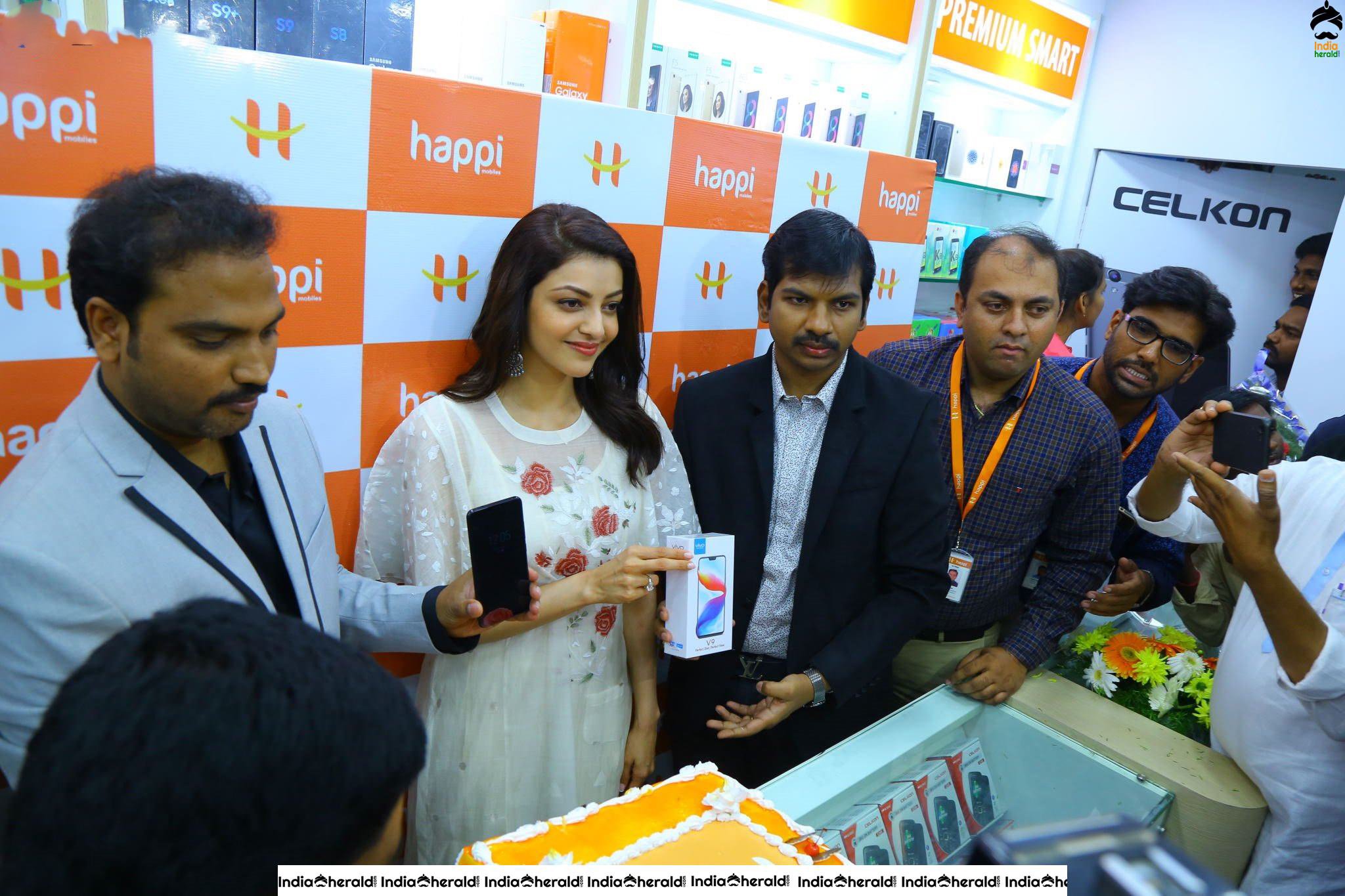 Kajal Aggarwal looking Angelic and cute at Happi Mobiles opening Set 1