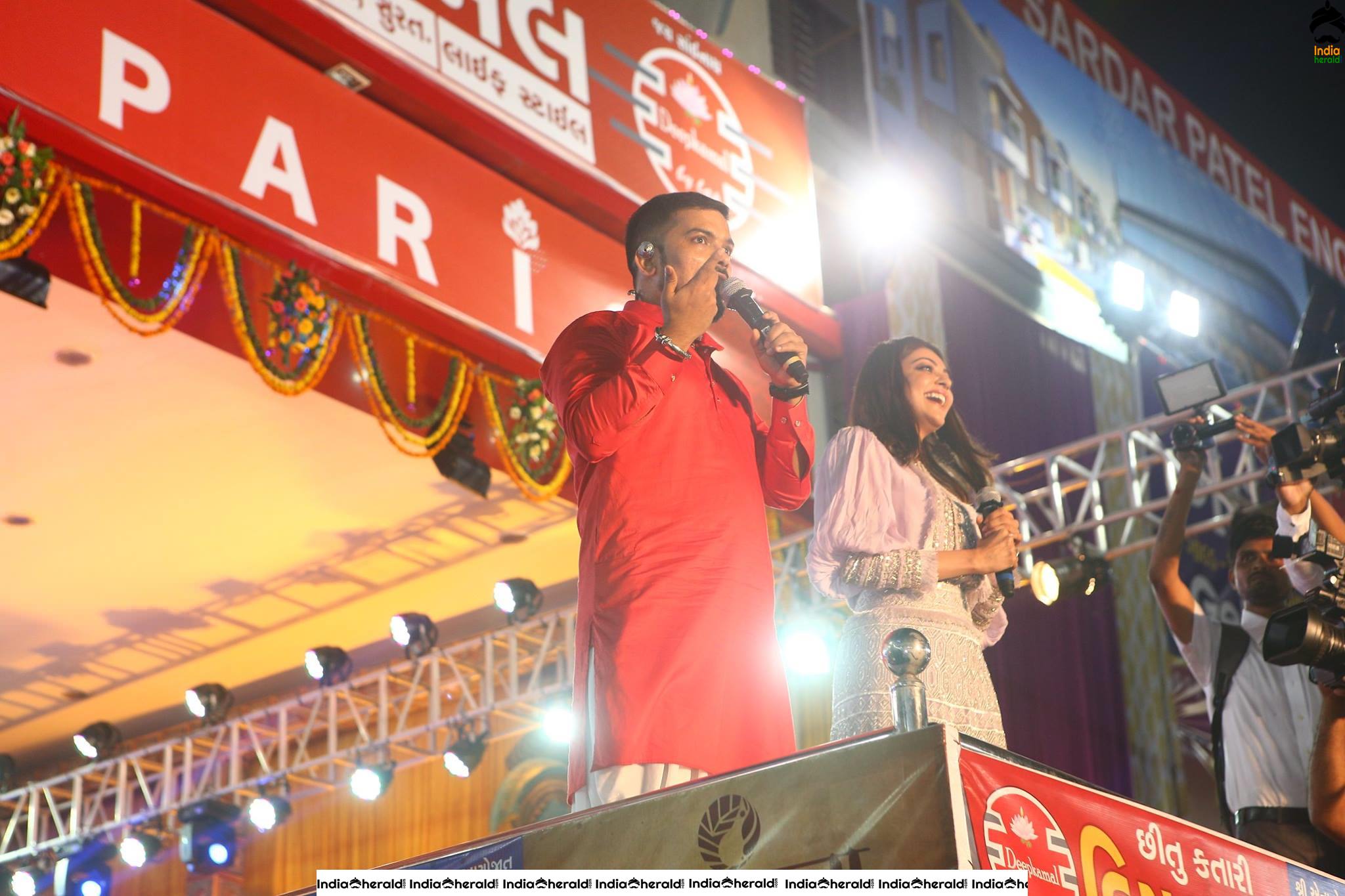 Kajal Aggarwal Looking Angelic in White before a massive crowd during a Public Event Set 5