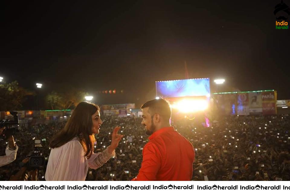 Kajal Aggarwal Looking Angelic in White before a massive crowd during a Public Event Set 5