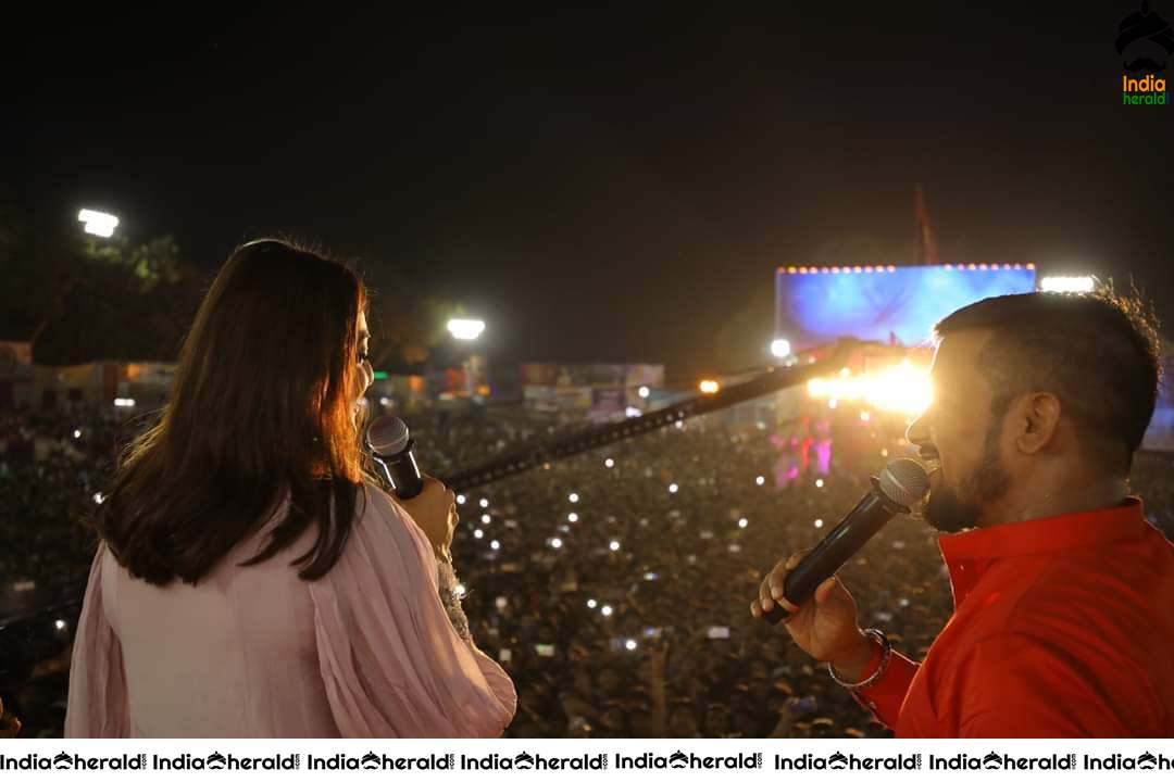 Kajal Aggarwal Looking Angelic in White before a massive crowd during a Public Event Set 5