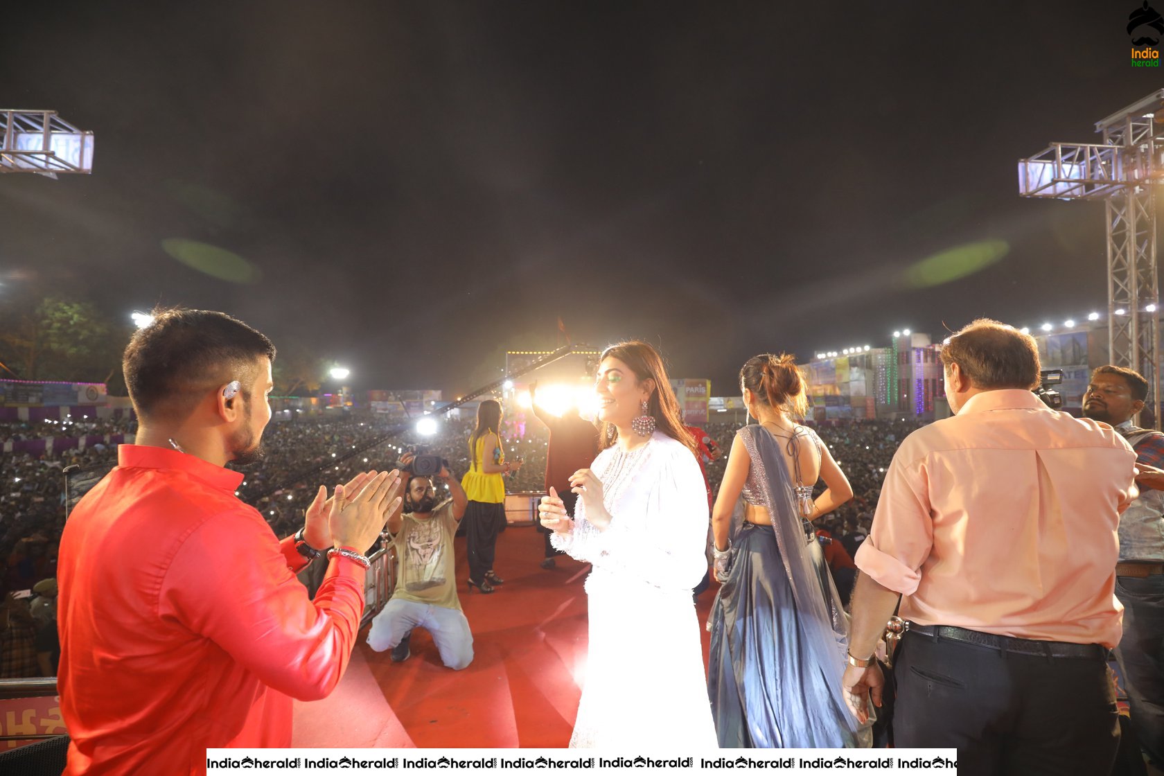 Kajal Aggarwal Looking Angelic in White before a massive crowd during a Public Event Set 8