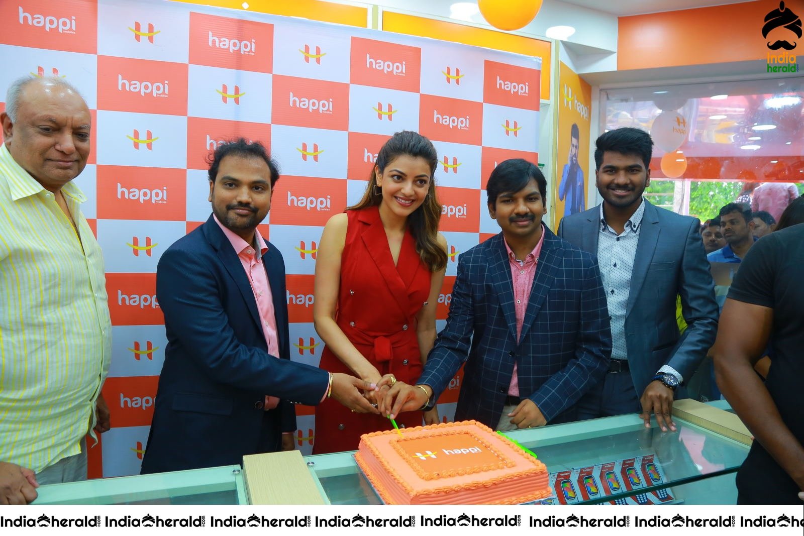 Kajal Aggarwal Red Hot Tempting Photos at Happi mobiles showroom inauguration Set 1