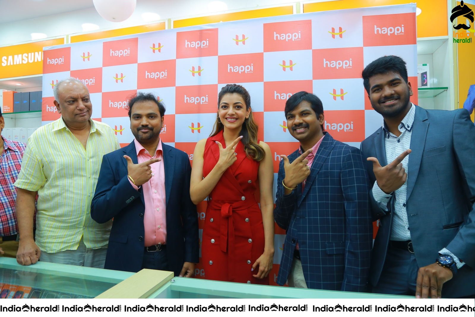 Kajal Aggarwal Red Hot Tempting Photos at Happi mobiles showroom inauguration Set 1