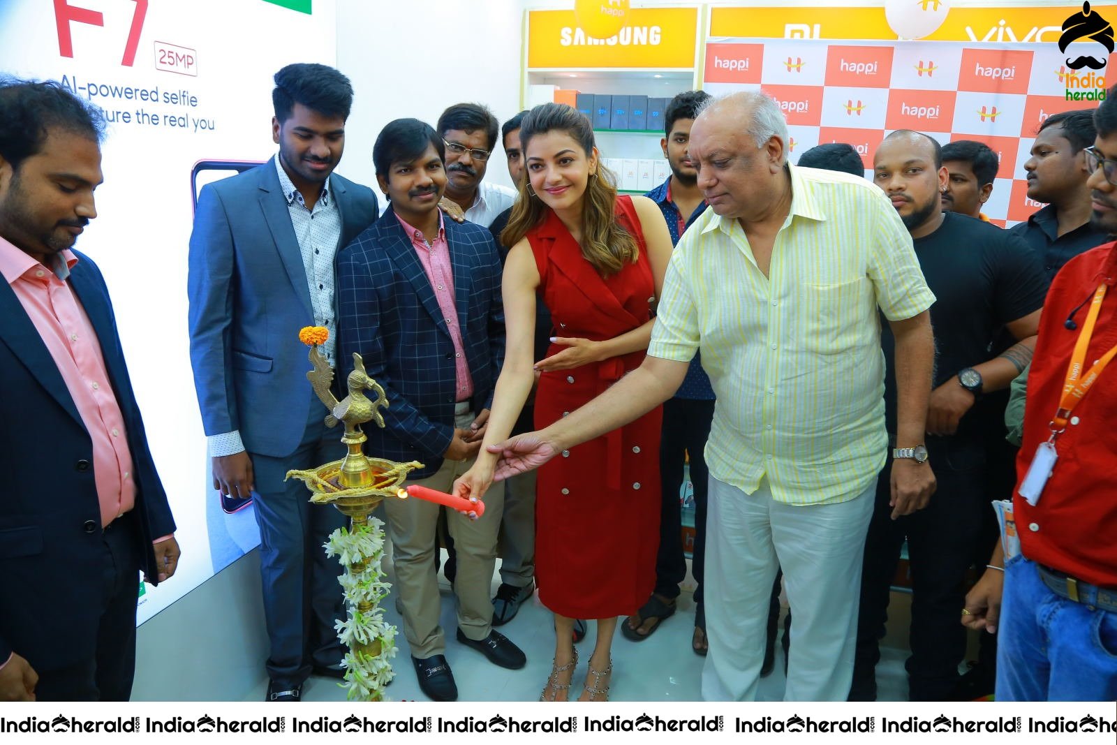 Kajal Aggarwal Red Hot Tempting Photos at Happi mobiles showroom inauguration Set 1