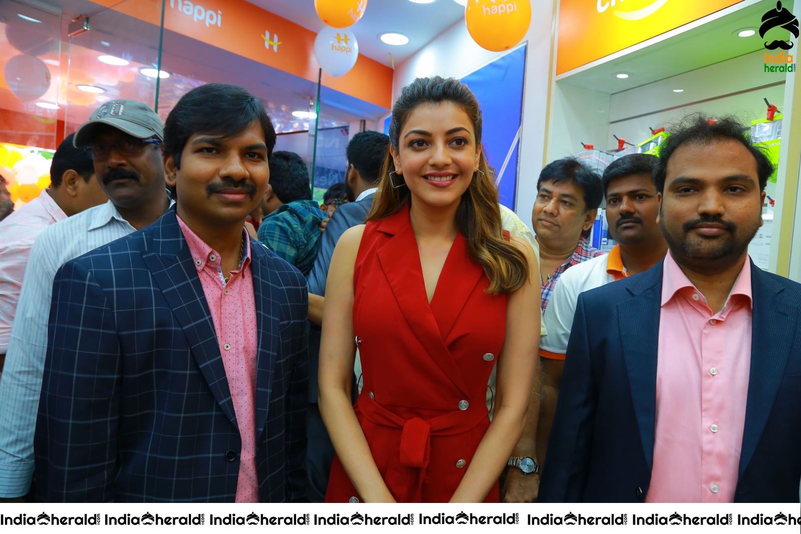 Kajal Aggarwal Red Hot Tempting Photos at Happi mobiles showroom inauguration Set 1