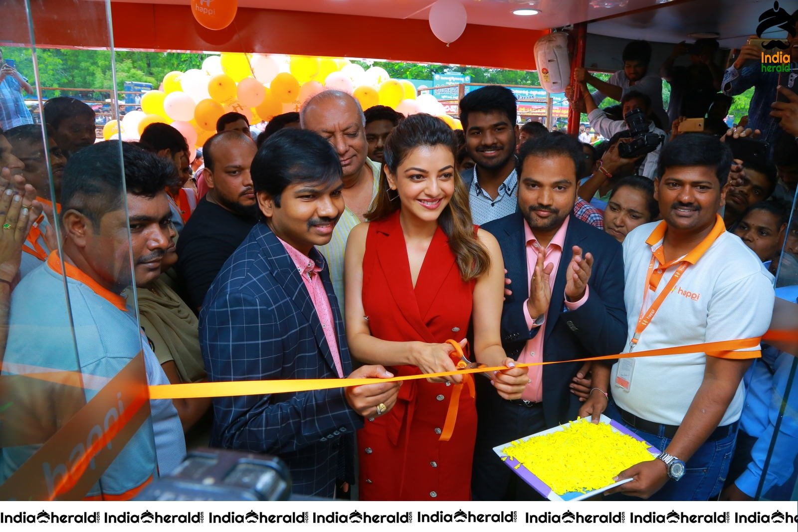 Kajal Aggarwal Red Hot Tempting Photos at Happi mobiles showroom inauguration Set 1