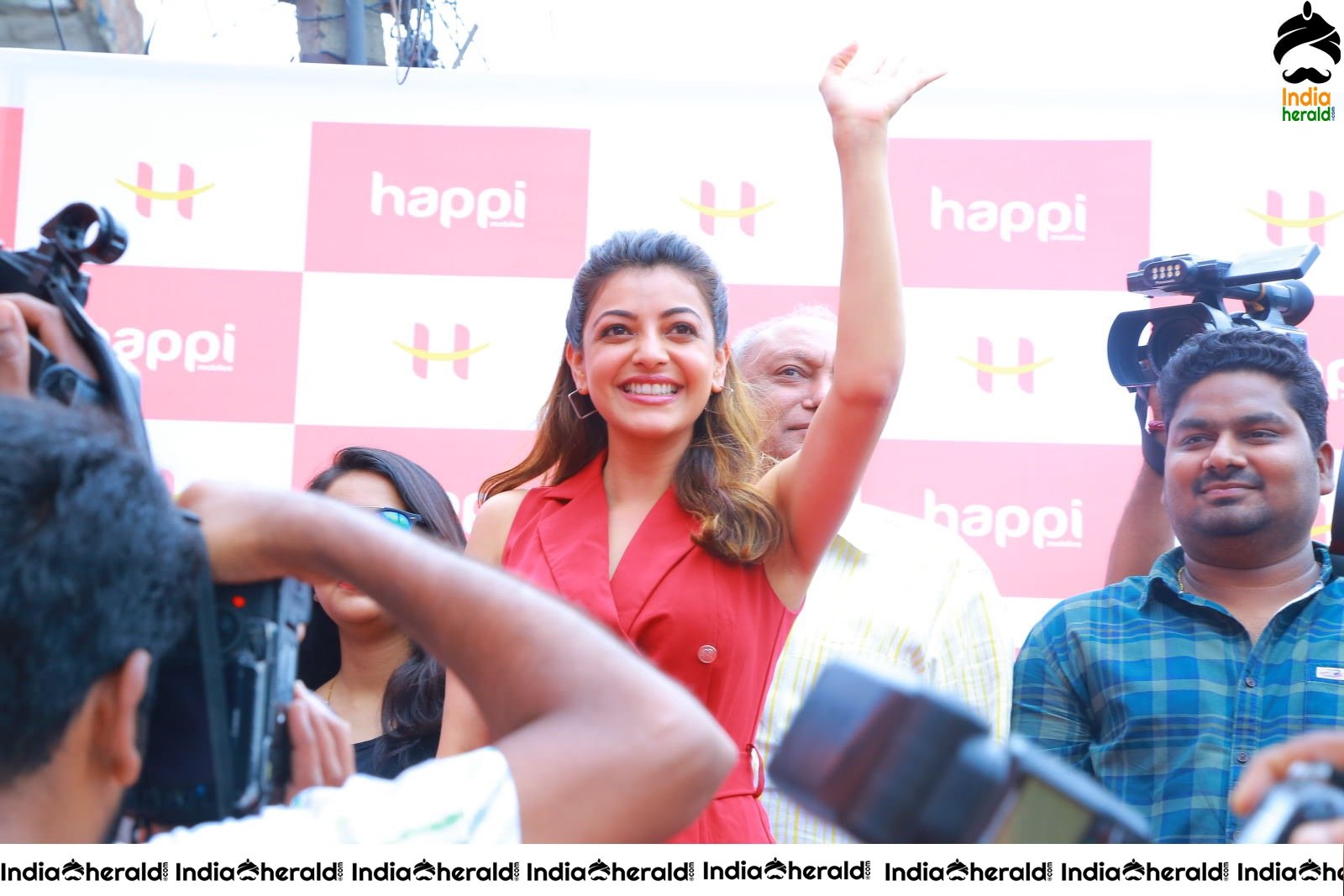 Kajal Aggarwal Red Hot Tempting Photos at Happi mobiles showroom inauguration Set 1