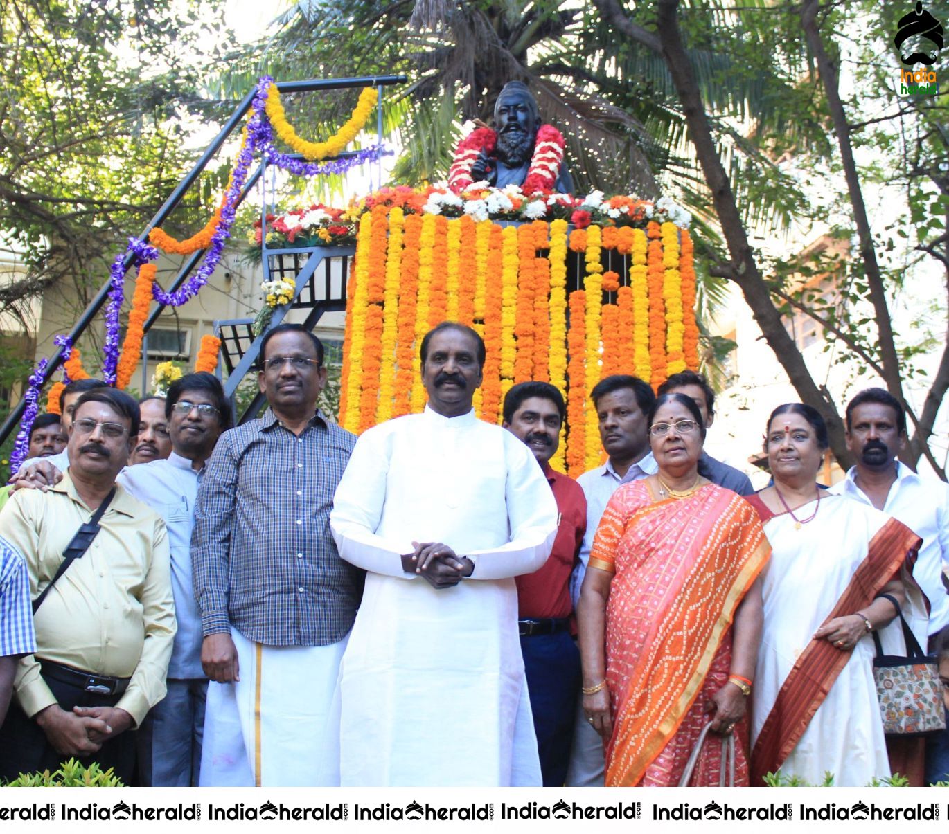 Kaviperarasu Vairamuthu celebrate thiruvalluvar thirunal