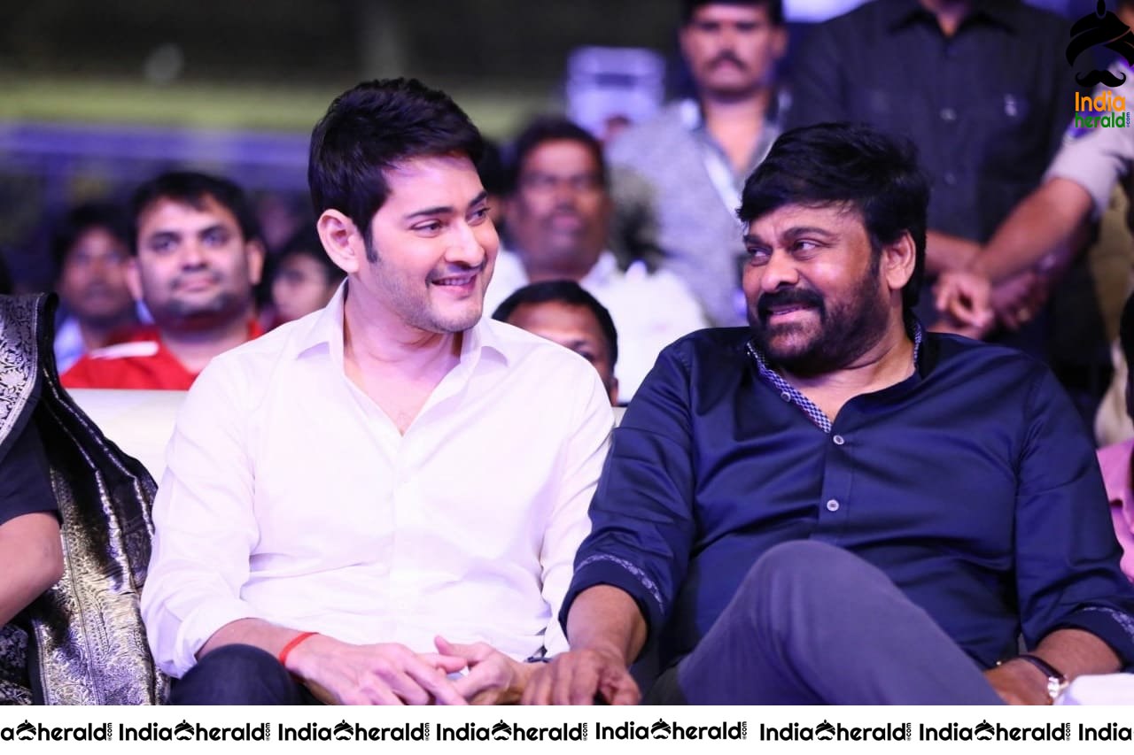 Mahesh Babu with Chiranjeevi and Vijayasanthi at Sarileru Neekevvaru Pre Release Event