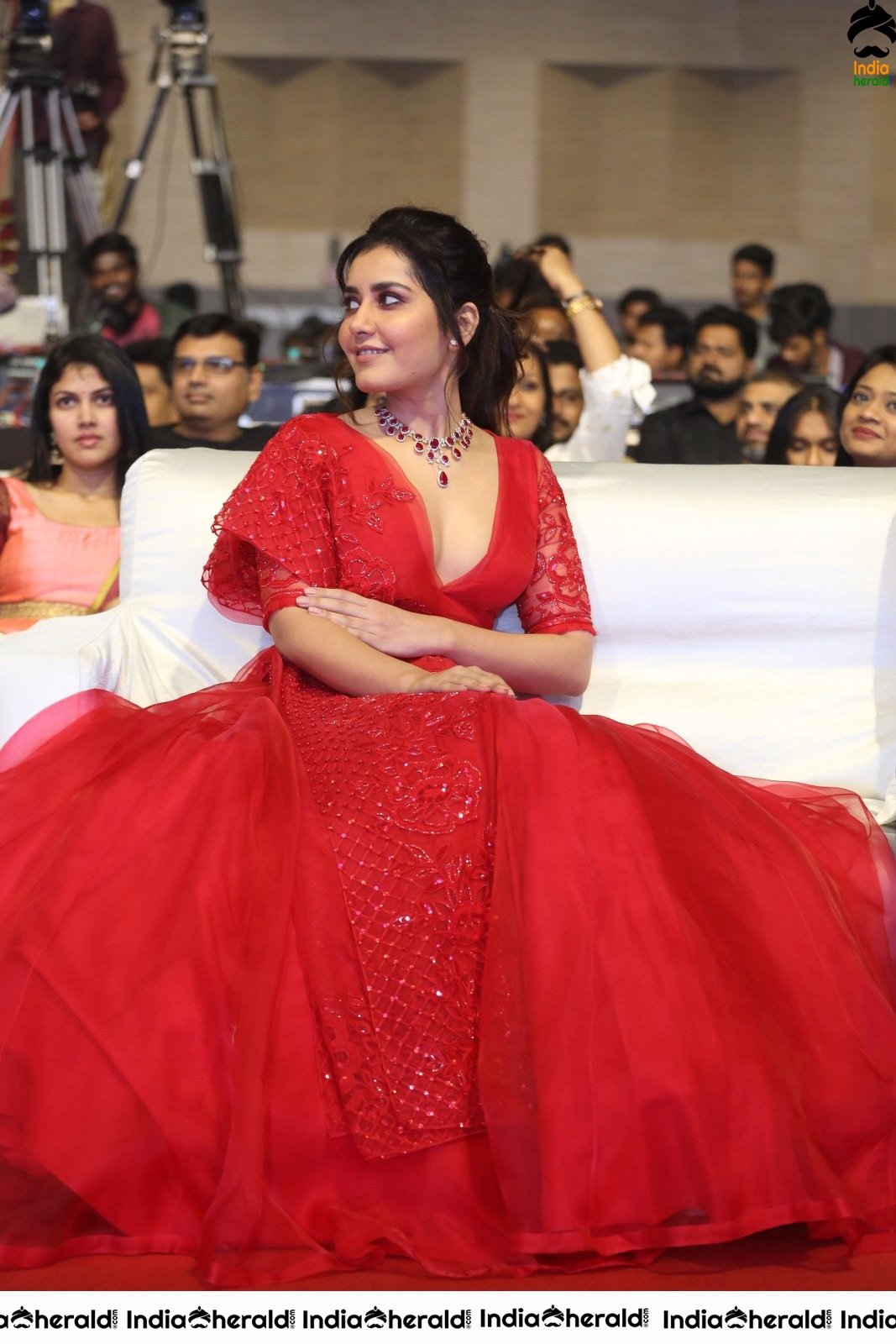 Raashi Khanna Dazzling in Red at World Famous Lover Event Set 1