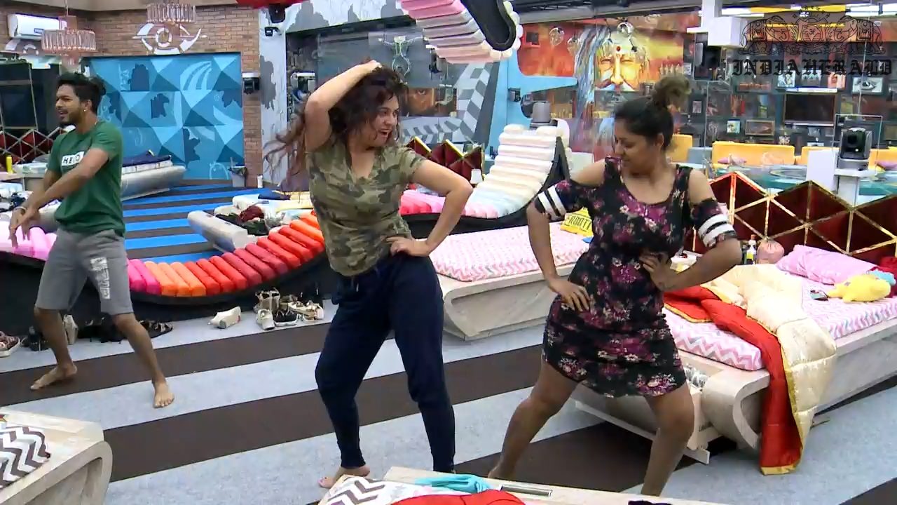 Bigg Boss Tamil Season 3 Day 31 Hot Stills Set 1