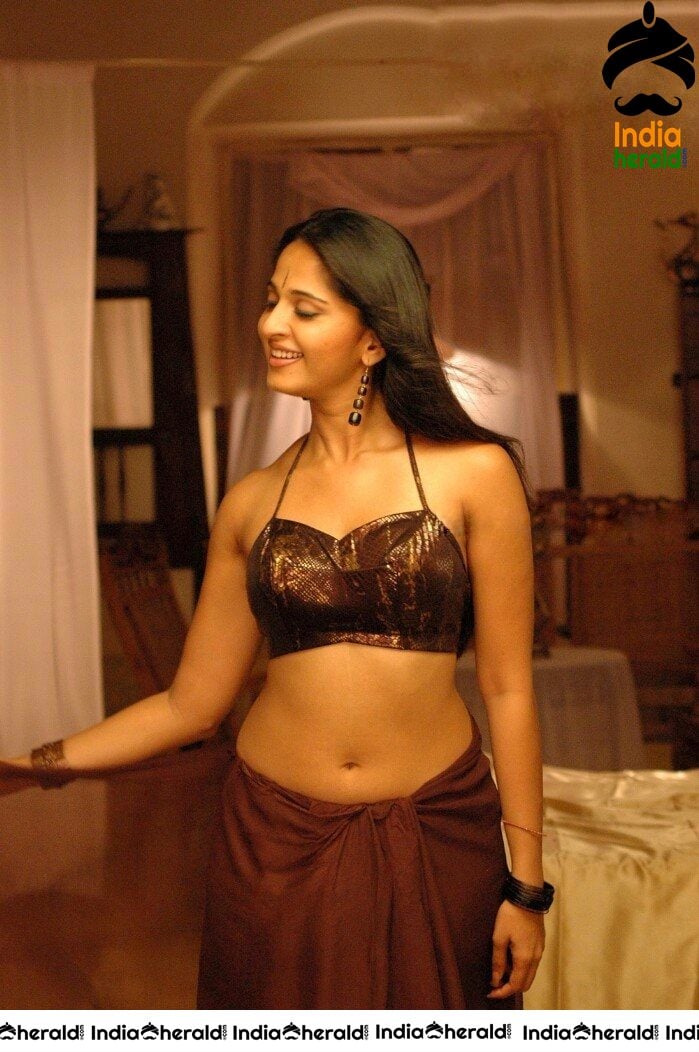Anushka Shetty Hot Photos Collection Exposing Teasing Curves Navel and Cleavage Set 5