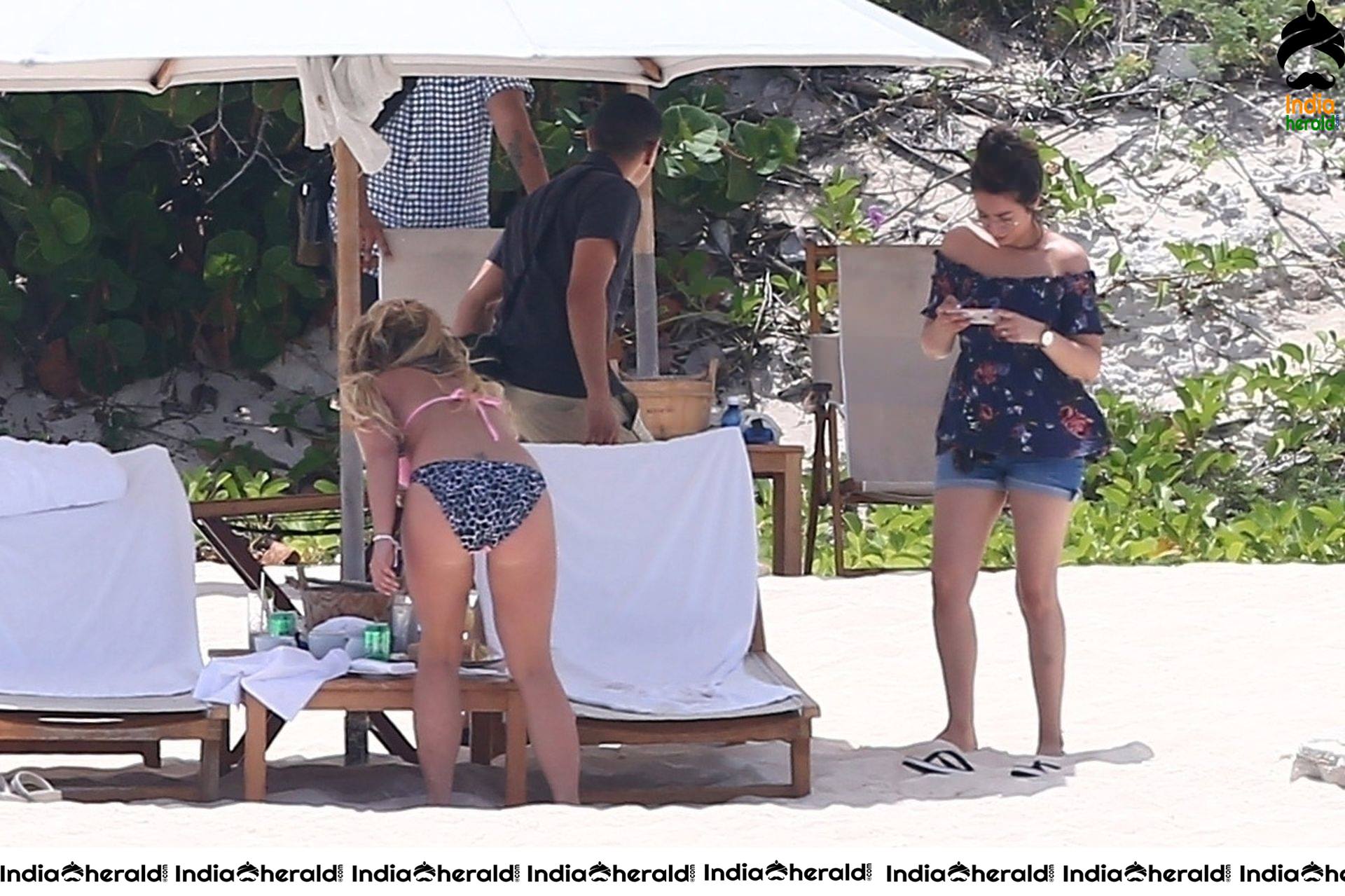 Britney Spears caught by Paparazzi in a Bikini at a Beach in Turks and Caicos Set 1