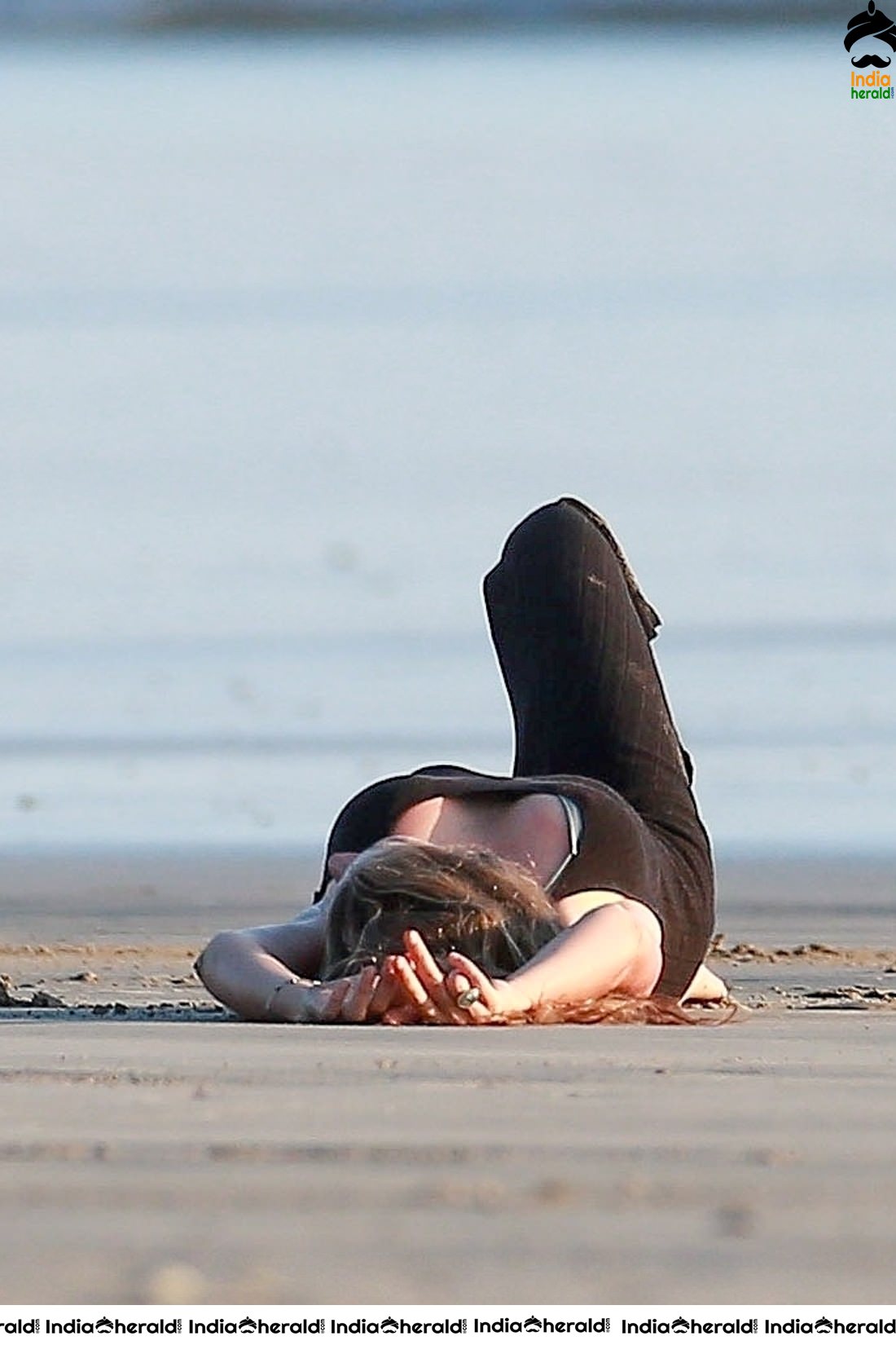 Gisele Bundchen exposing in Bikini on the beach in Costa Rica