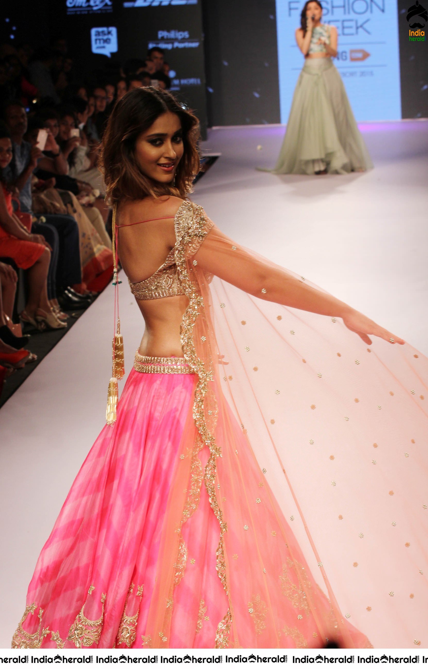 Ileana Shows Her Sexy Belly And Teasing Navel While Walking The Ramp Set 3