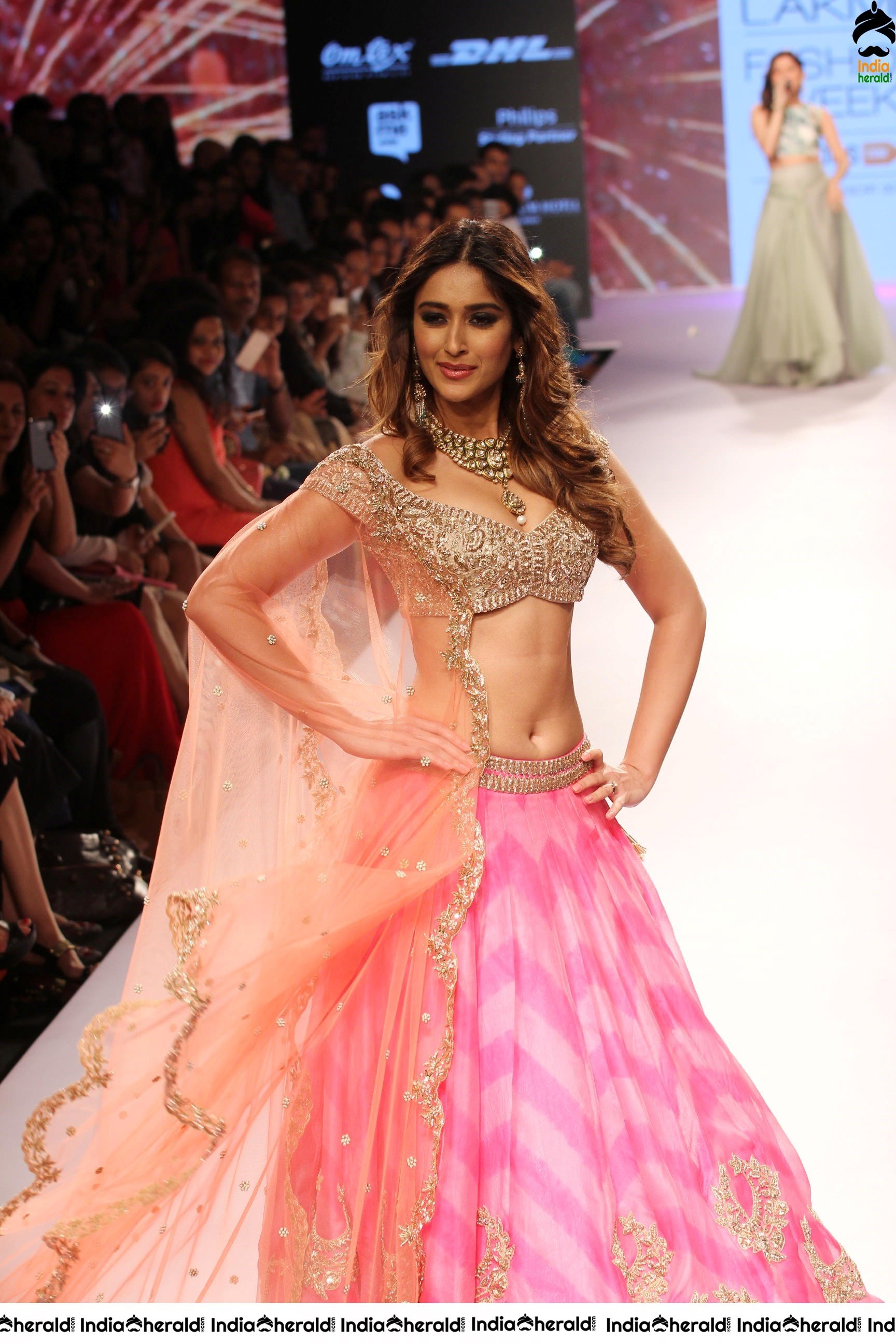 Ileana Shows Her Sexy Belly And Teasing Navel While Walking The Ramp Set 3