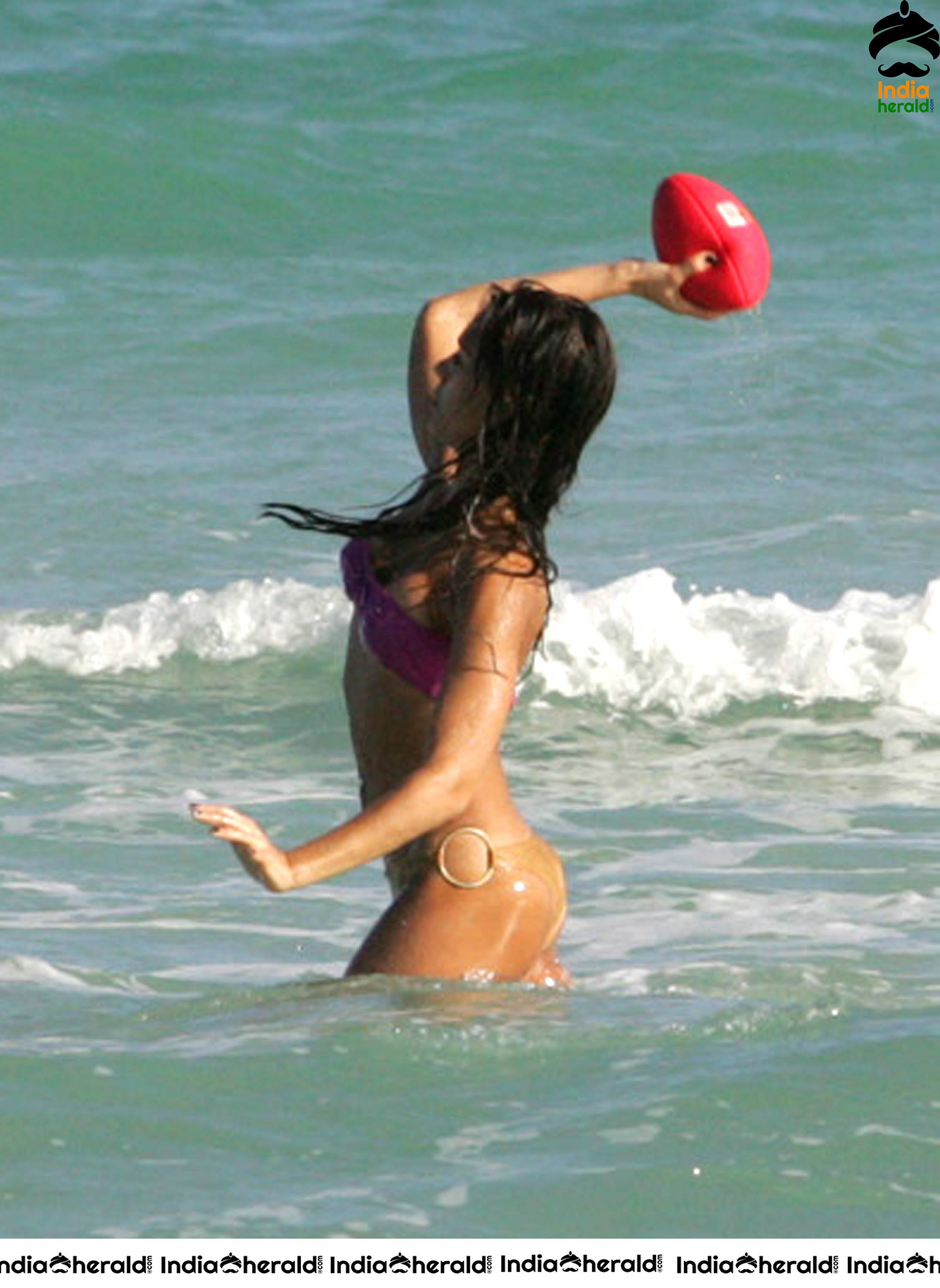 Jessica Alba Enjoying a Ball Game in her Bikini and Tempts Us