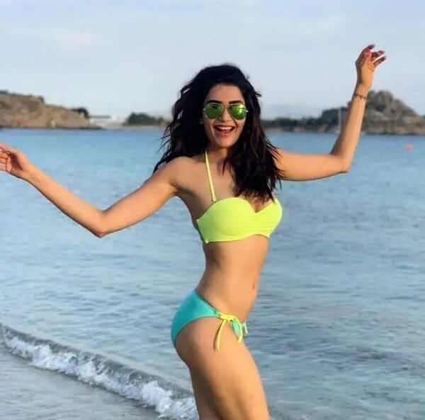 Karishma Tanna Exposes Her Hot Body In A Bikini