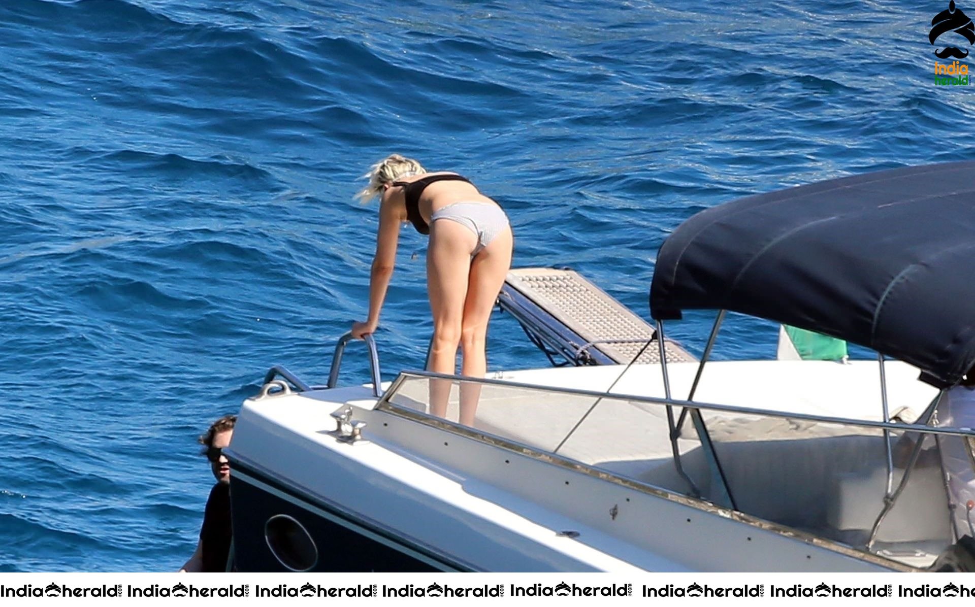 Kristen Stewart and Stella Maxwell Kissing and Cuddling each other in Bikinis at a Boat in Italy Set 2