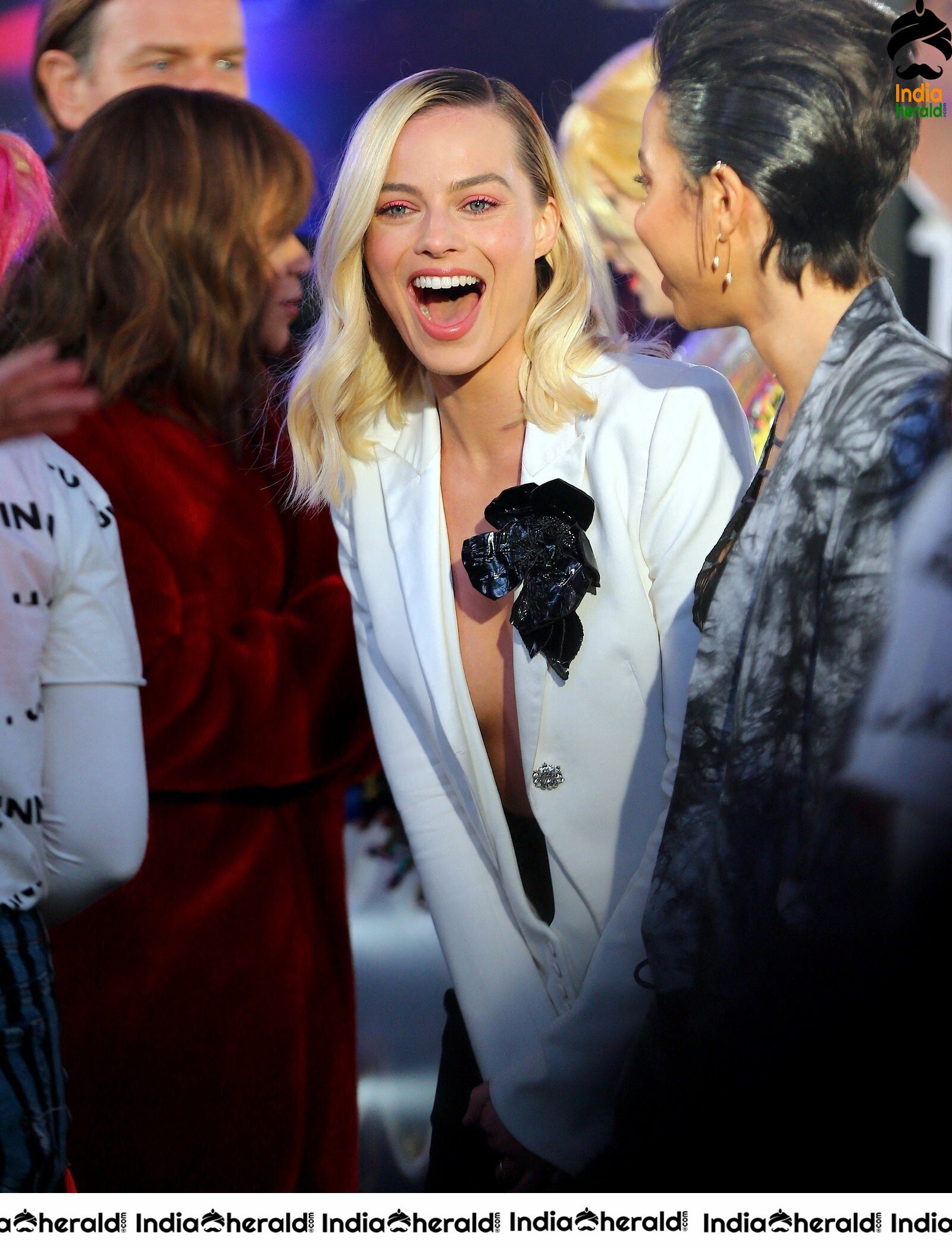 Margot Robbie And Cast At Times Square Birds of Prey Fan Experience -  Talking With Tami