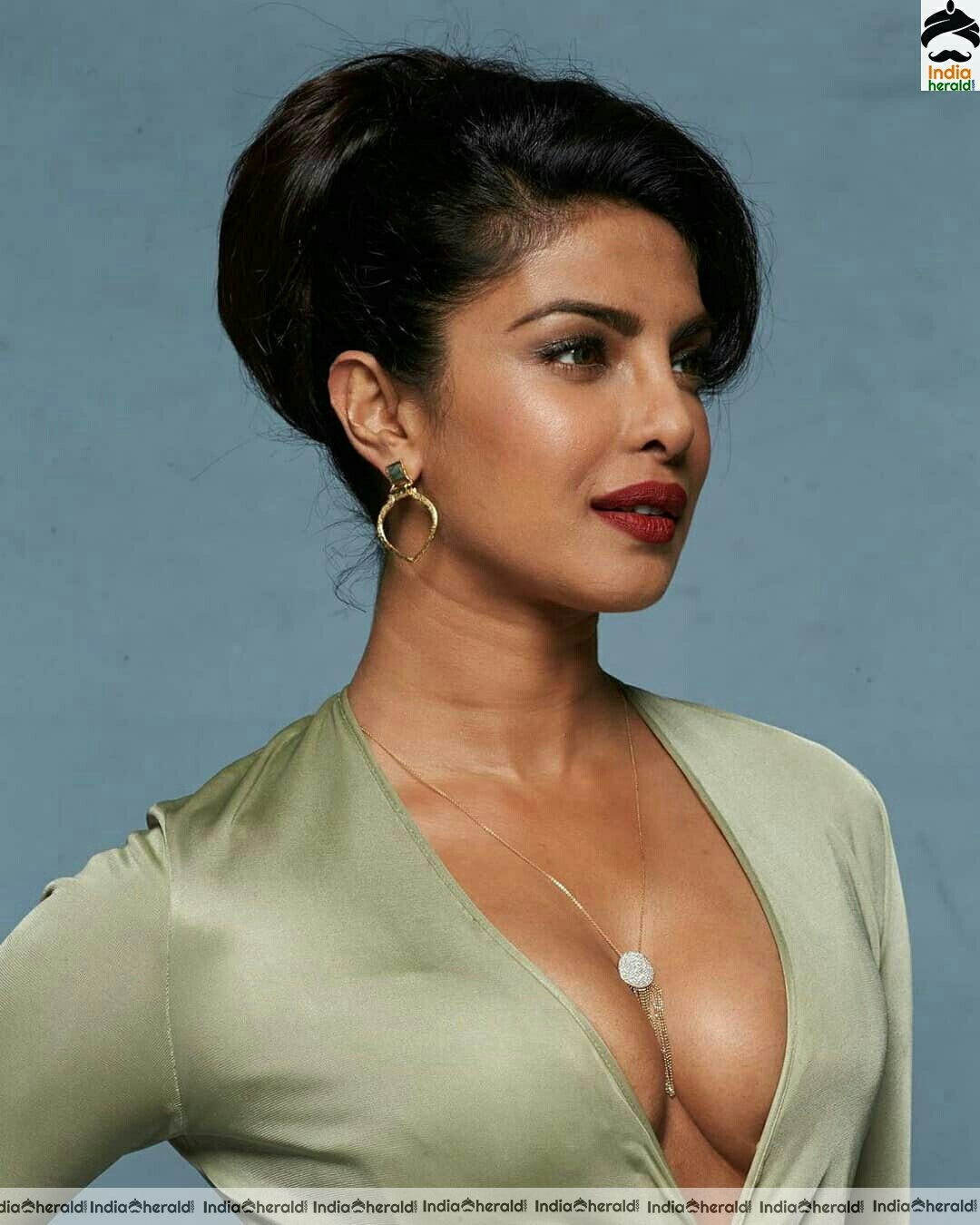 Priyanka Chopra Shows Her Hot Cleavage In Green Attire