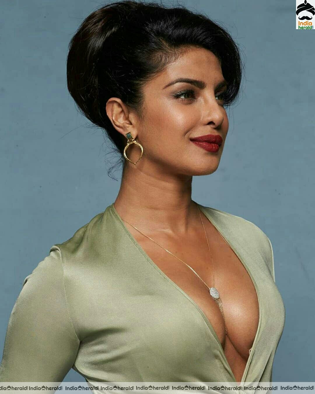 Priyanka Chopra Shows Her Hot Cleavage In Green Attire