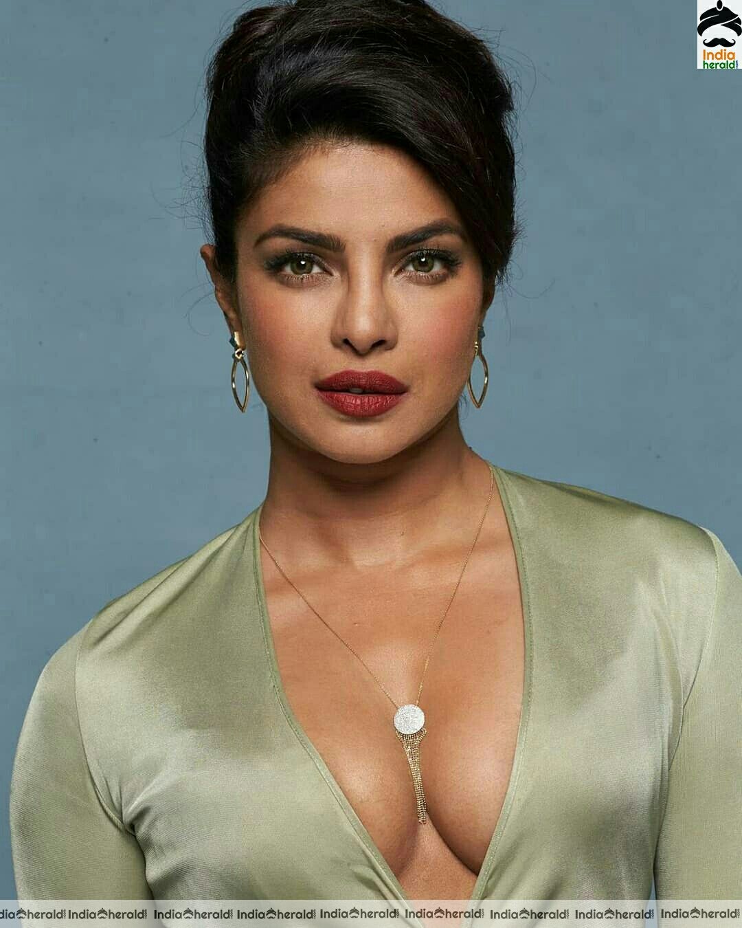 Priyanka Chopra Shows Her Hot Cleavage In Green Attire