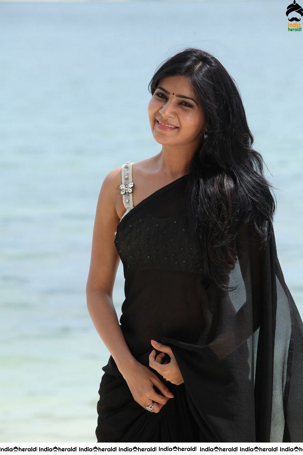 Samantha Unseen Hot Photos in Sleeveless Blouse and Black Transparent Saree Set 1