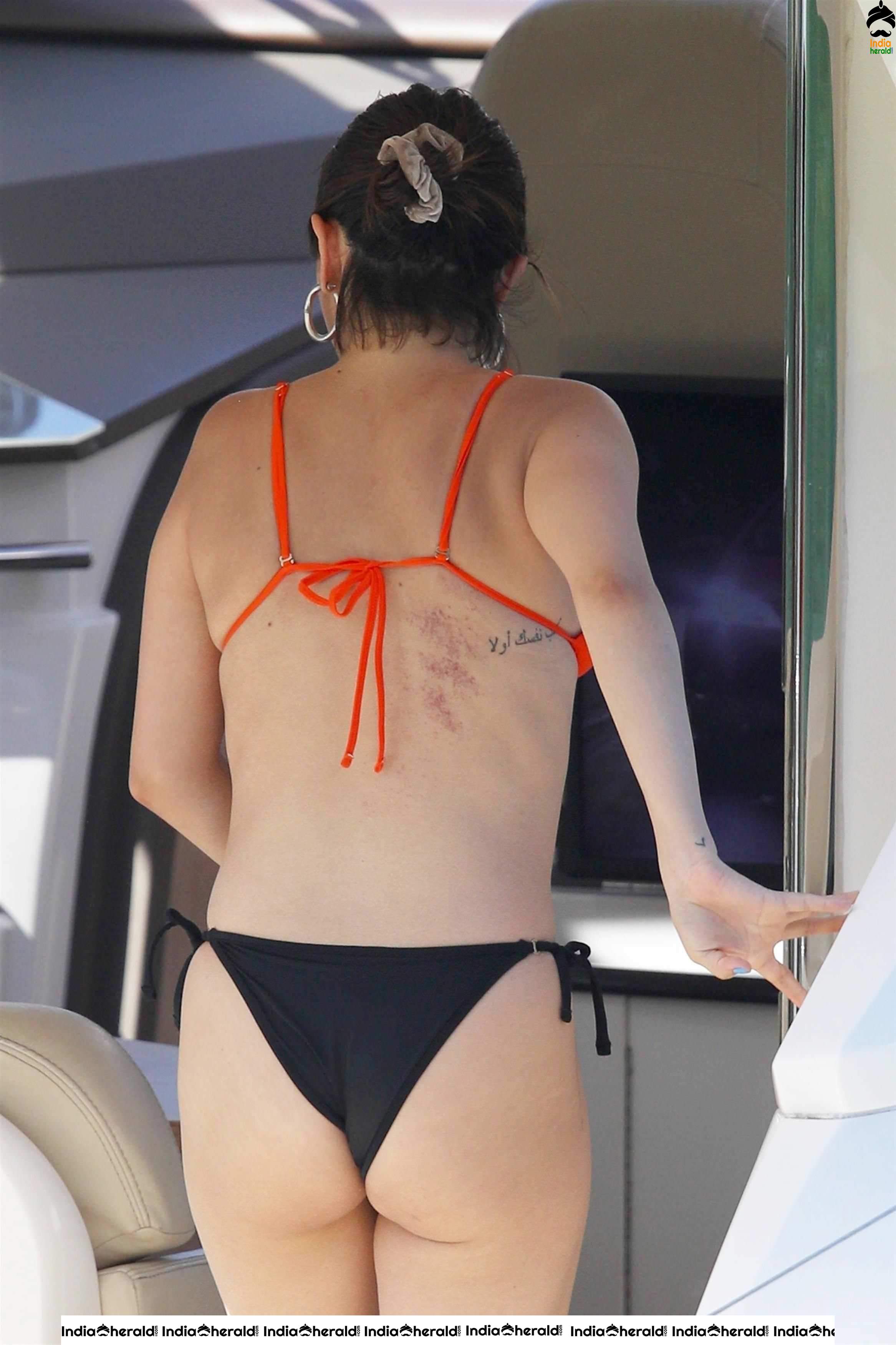 Selena Gomez Caught in Bikini while enjoying a vacay in a Yacht Set 2