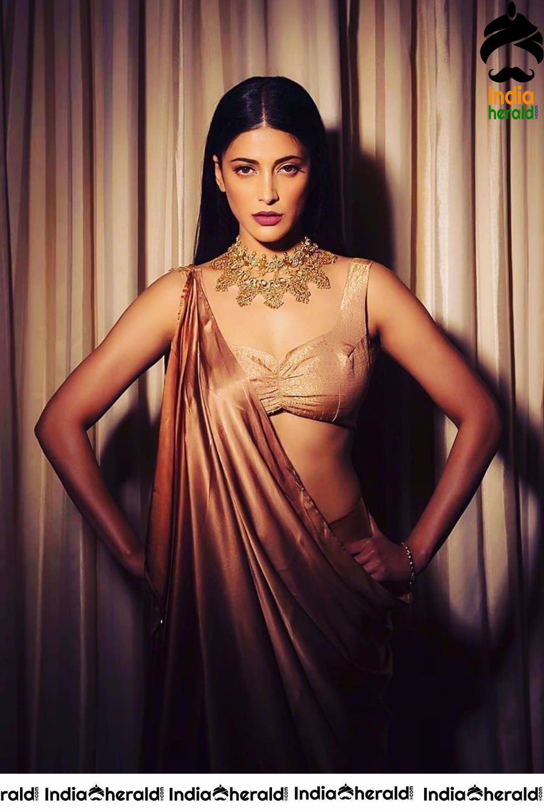 Shruti Haasan Latest Photos and her Hot Hip Show in Saree