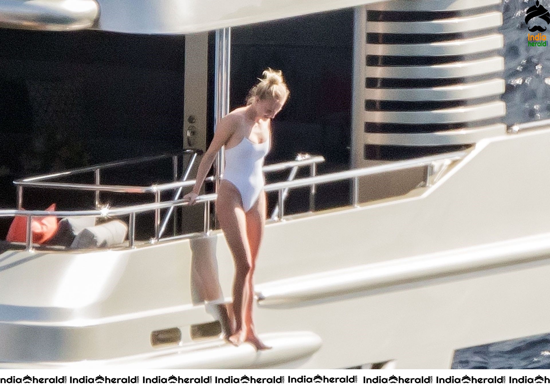 Sophie Turner Hot butt show in Bikini while enjoying with Boyfriend at a Yacht Set 1