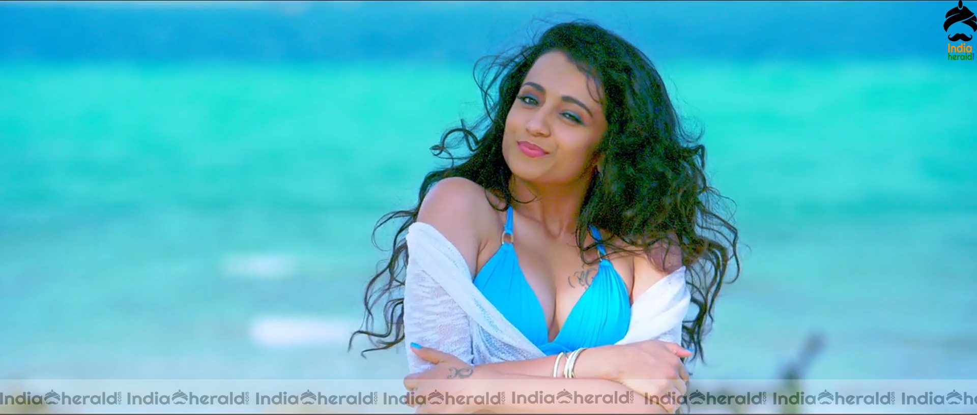 Trisha Unseen Hot Photos in Bikini Exposing Big Cleavage and Deep Navel Set 4