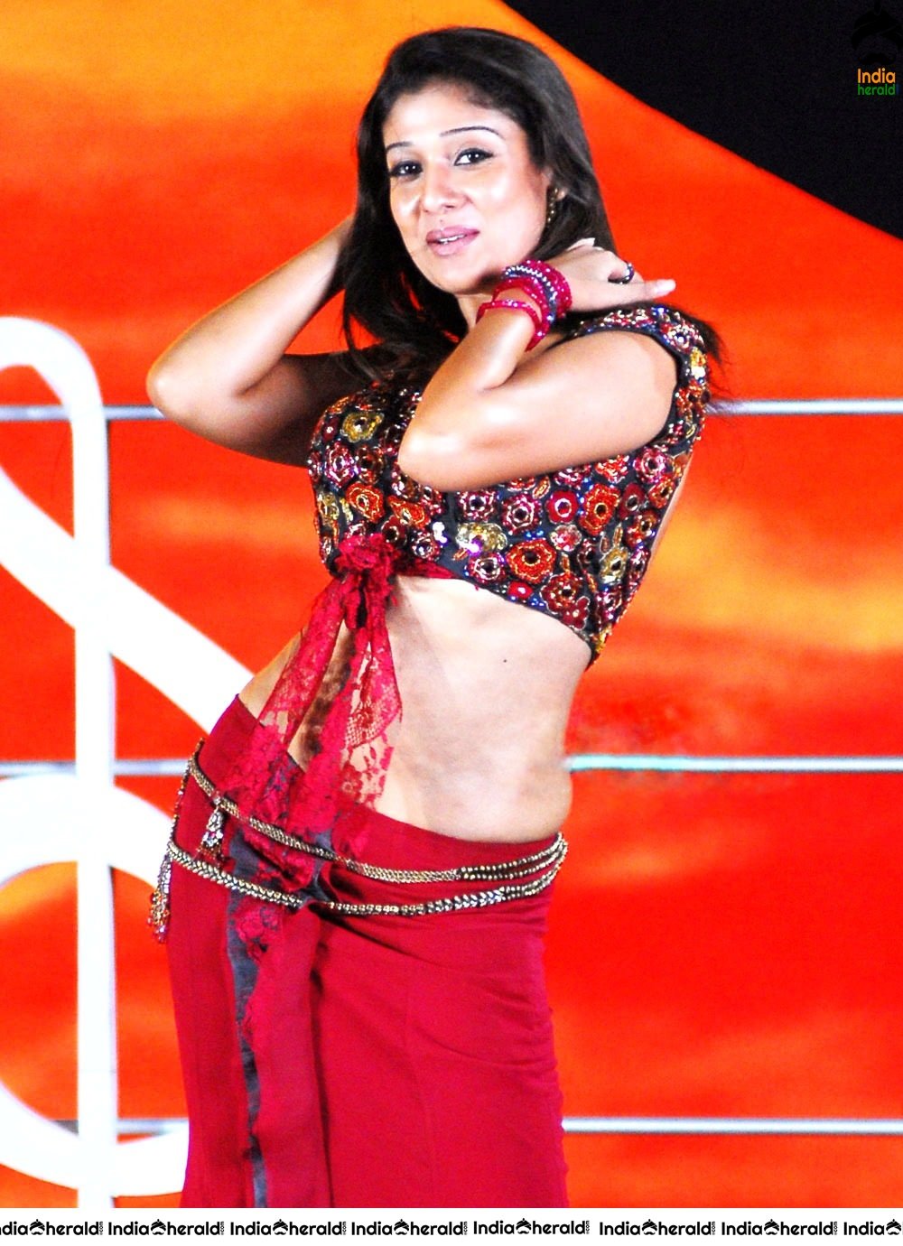 Vintage Unseen Hottest Clicks of Nayanthara exposing her Midriff and Navel Set 1