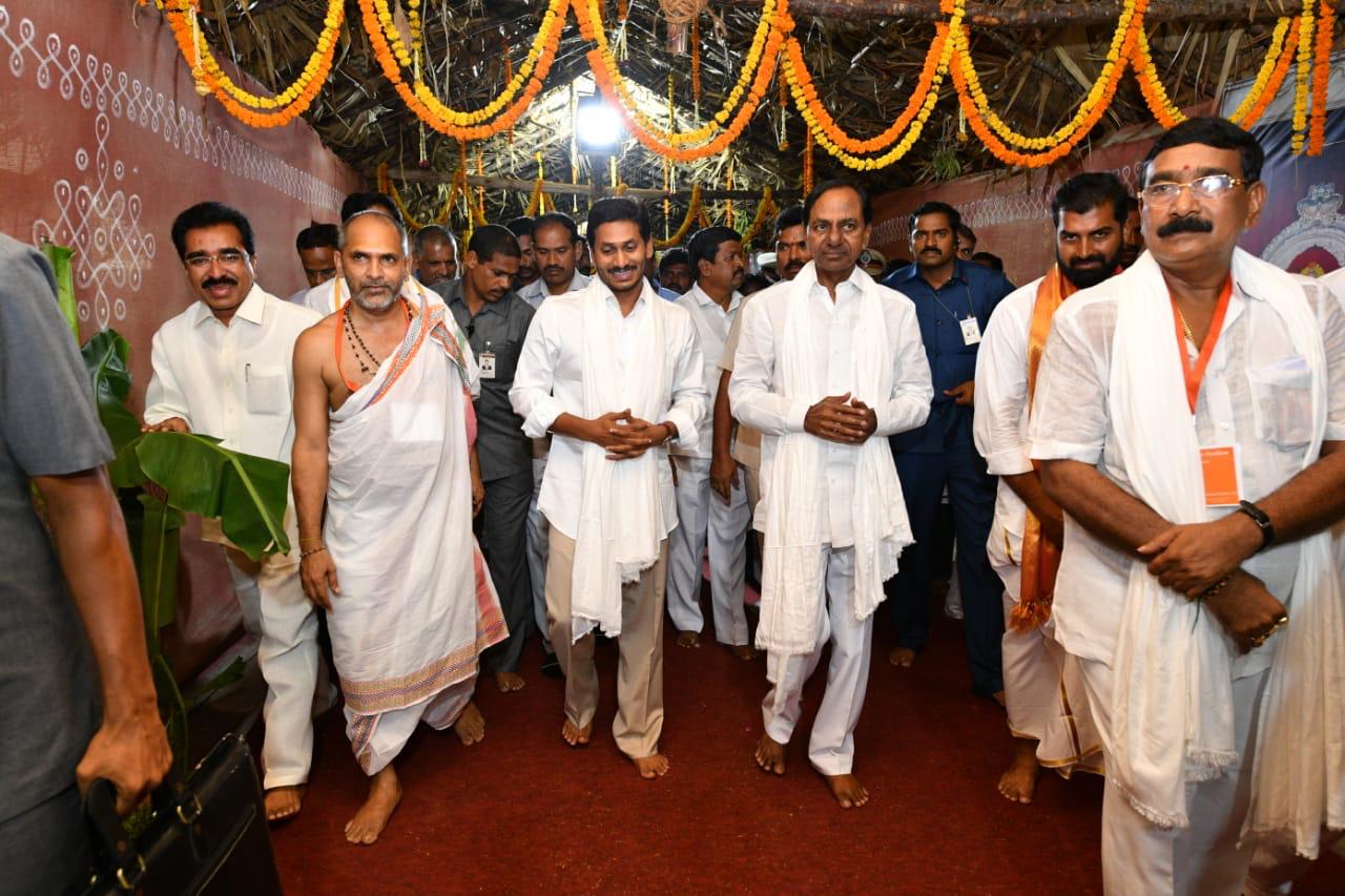 Jagan and KCR Photos